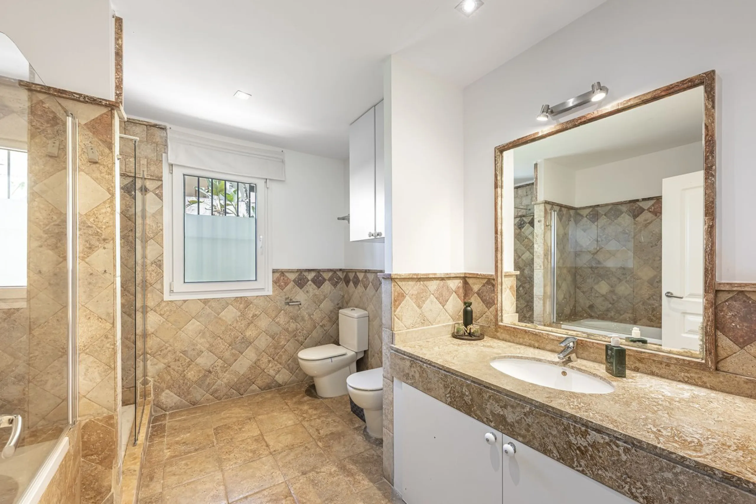 Apartment - Ground Floor Apartment в продаже в Marbella, Málaga. В доме 3 спален и 3 ванных комнат. Площадь дома 216 м²