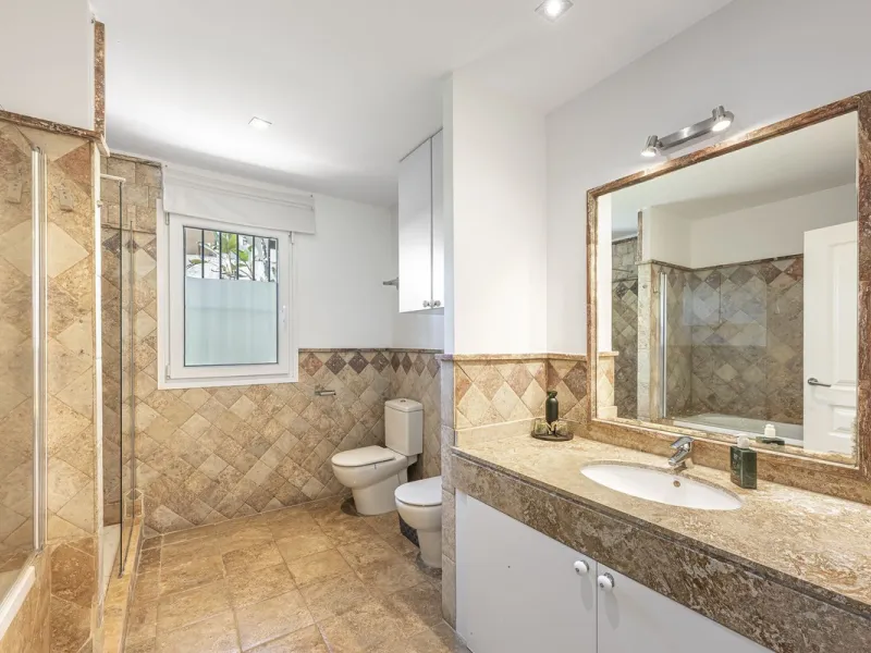 Apartment - Ground Floor Apartment в продаже в Marbella, Málaga. В доме 3 спален и 3 ванных комнат. Площадь дома 216 м²