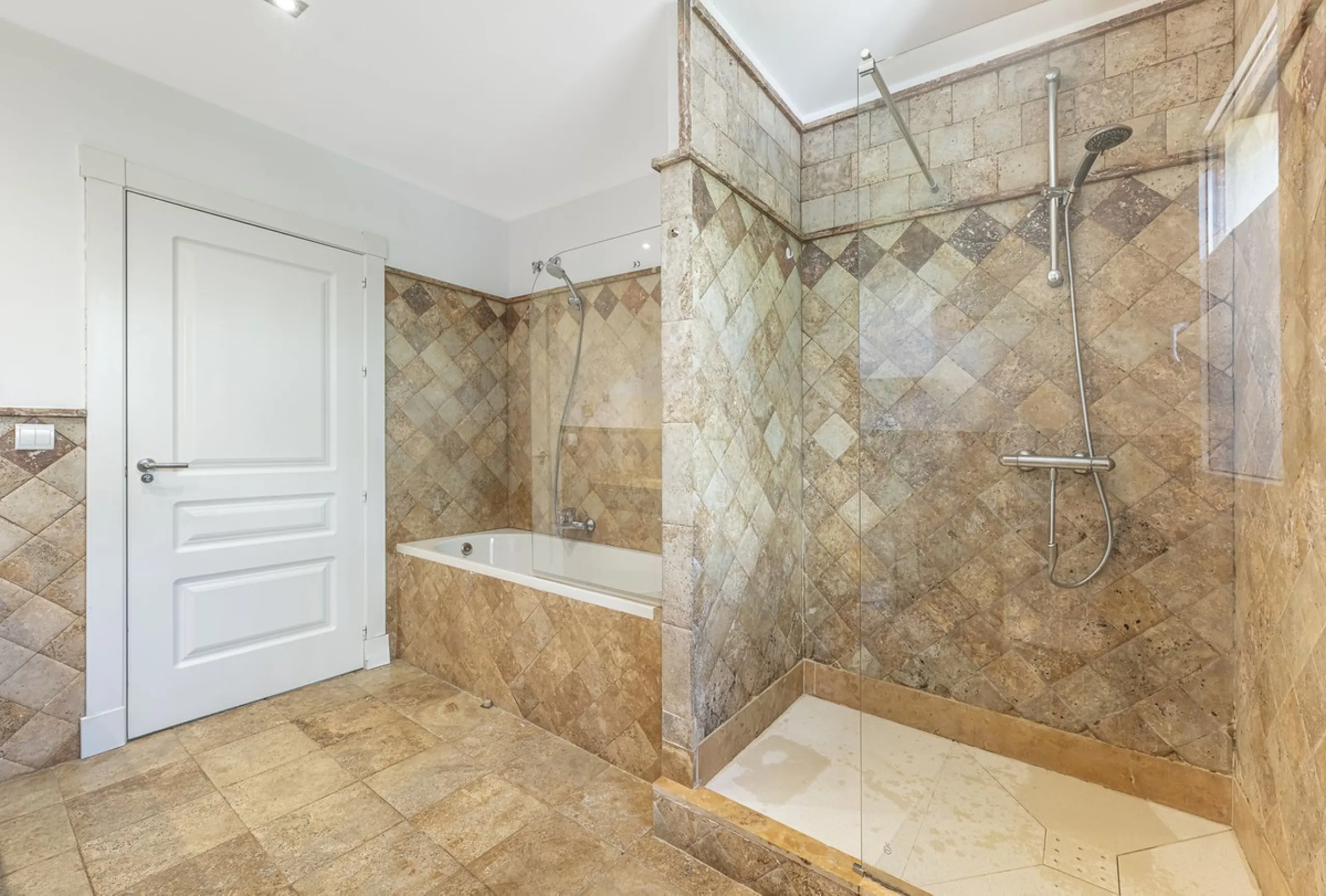 Apartment - Ground Floor Apartment в продаже в Marbella, Málaga. В доме 3 спален и 3 ванных комнат. Площадь дома 216 м²