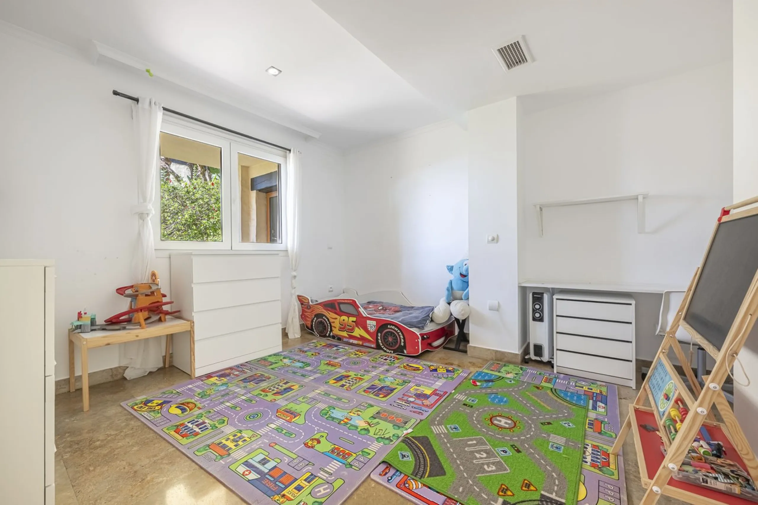 Apartment - Ground Floor Apartment в продаже в Marbella, Málaga. В доме 3 спален и 3 ванных комнат. Площадь дома 216 м²
