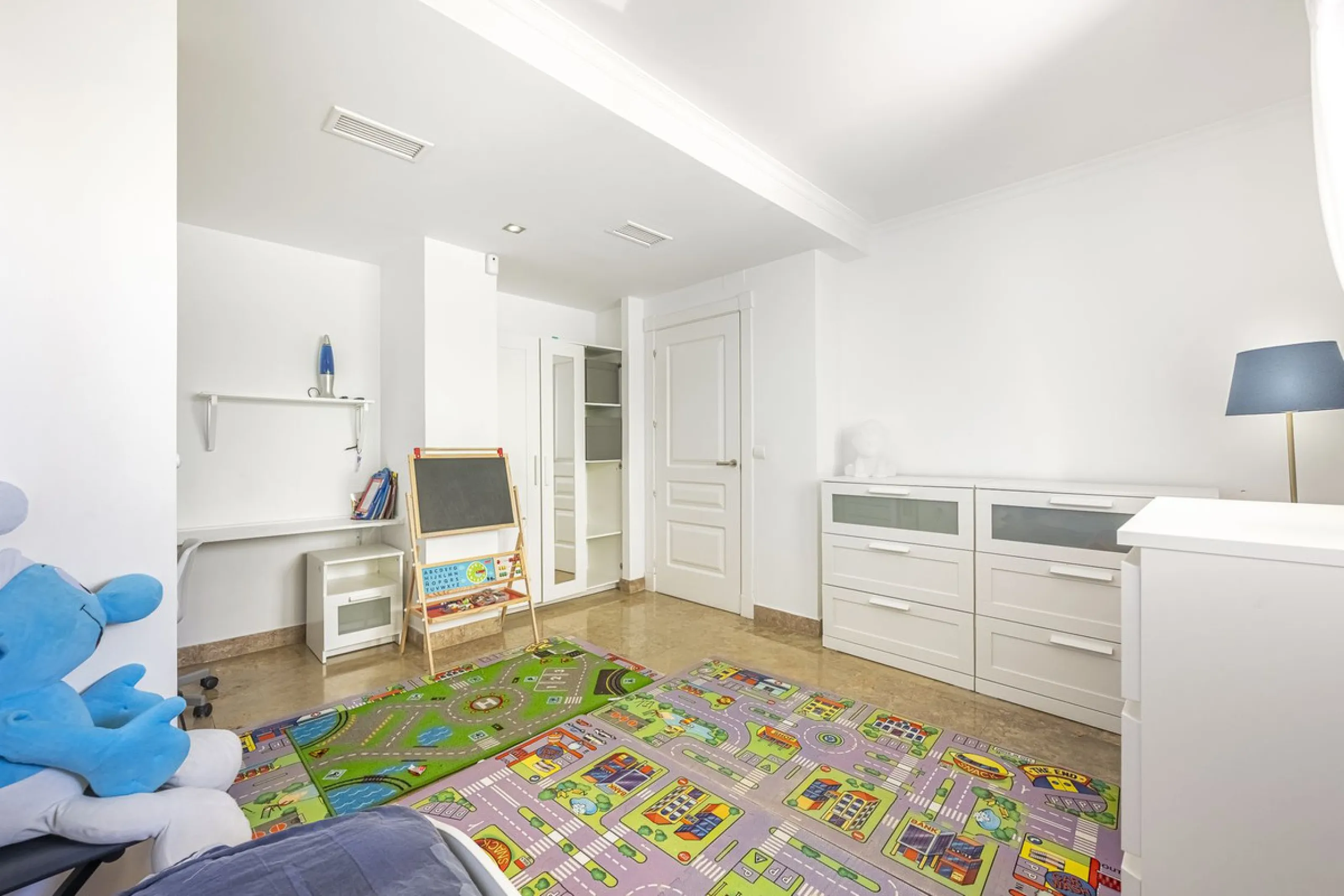 Apartment - Ground Floor Apartment в продаже в Marbella, Málaga. В доме 3 спален и 3 ванных комнат. Площадь дома 216 м²