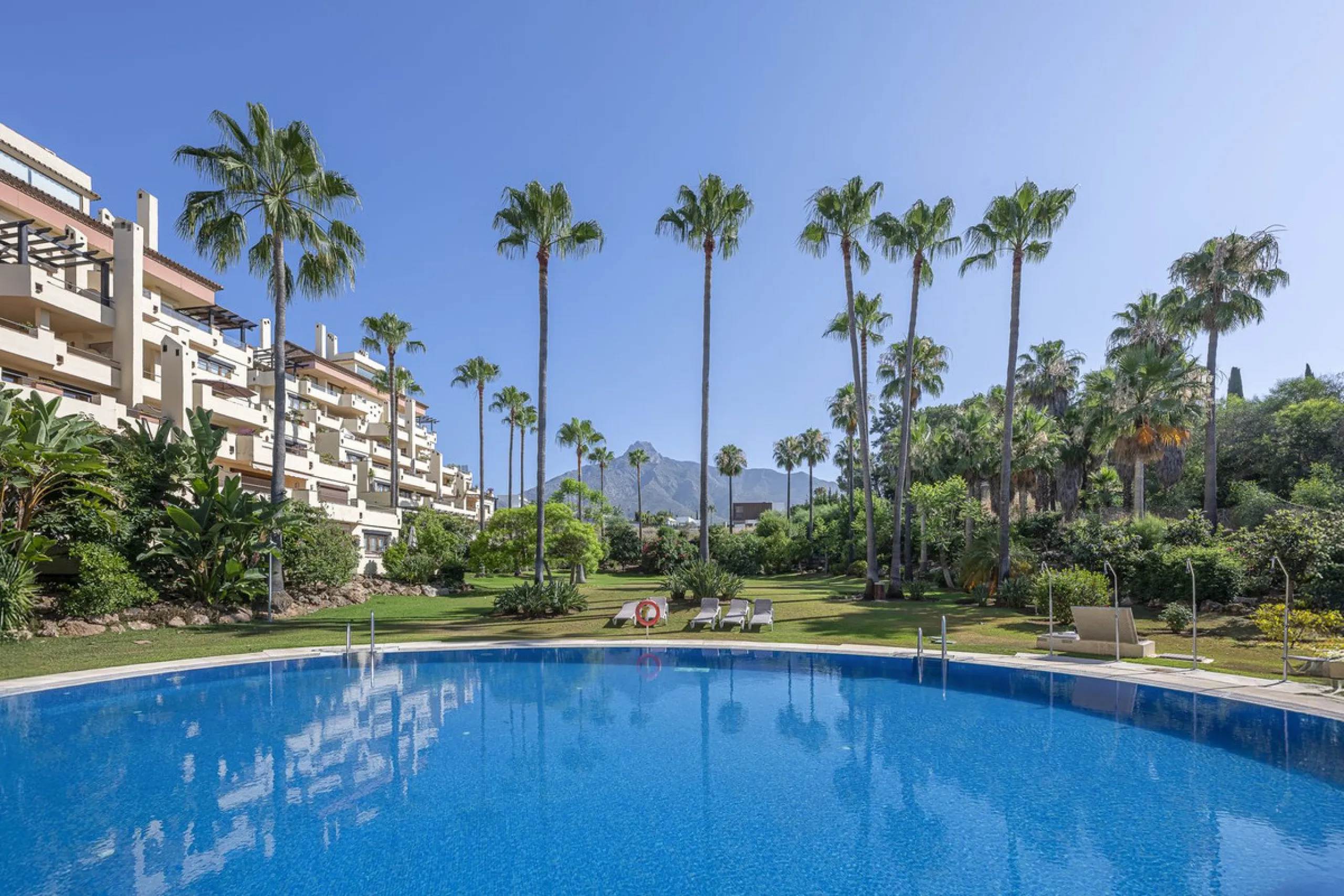 Apartment - Ground Floor Apartment в продаже в Marbella, Málaga. В доме 3 спален и 3 ванных комнат. Площадь дома 216 м²