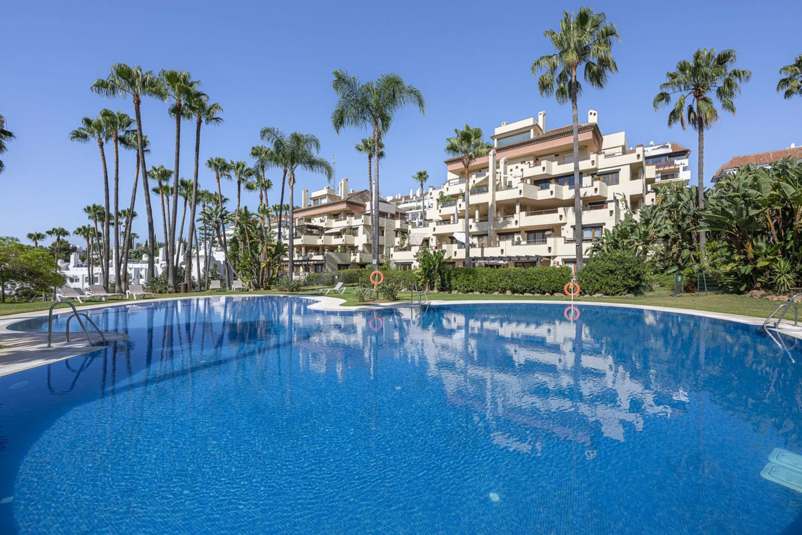 Apartment - Ground Floor Apartment в продаже в Marbella, Málaga. В доме 3 спален и 3 ванных комнат. Площадь дома 216 м²