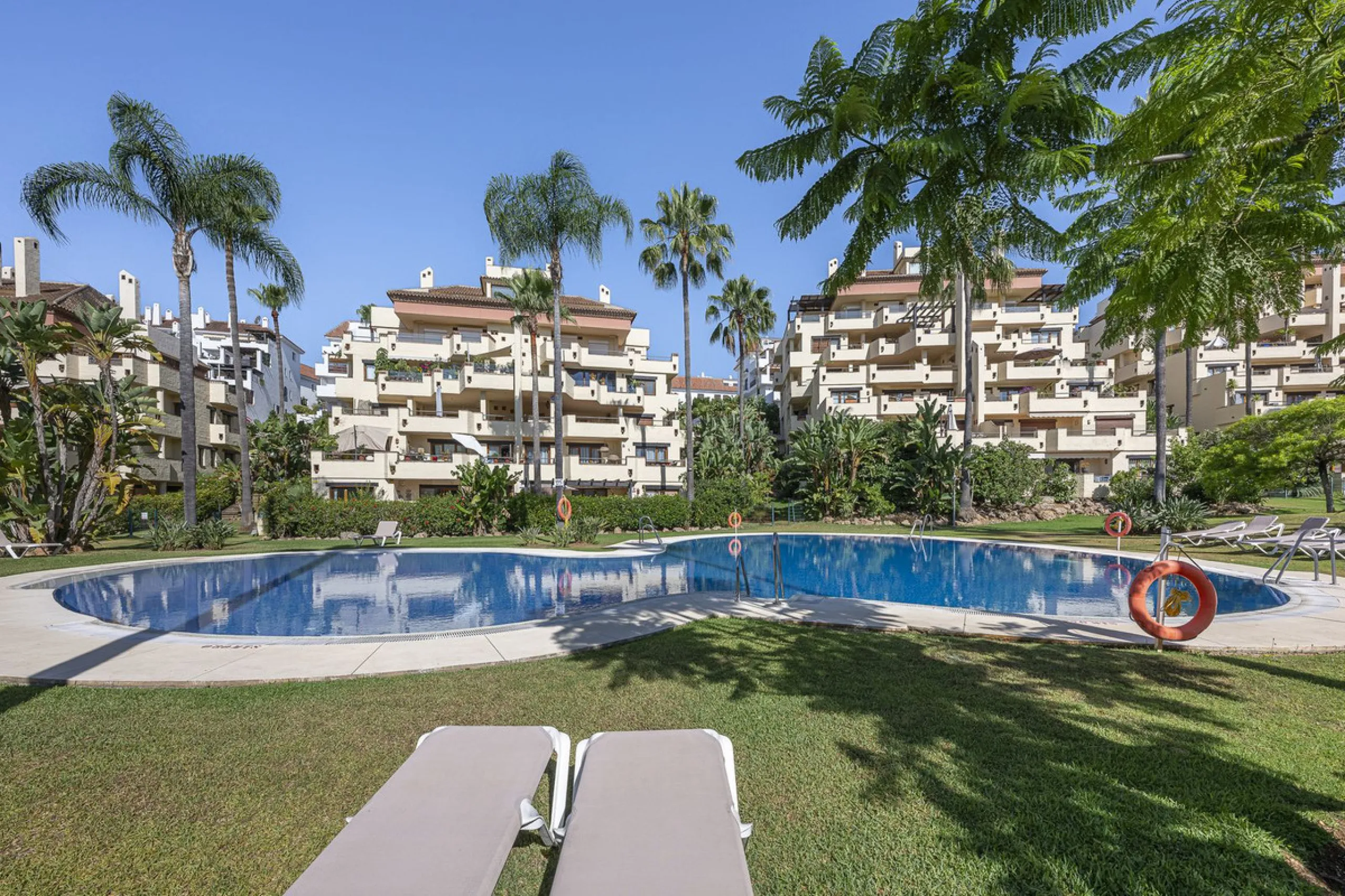 Apartment - Ground Floor Apartment в продаже в Marbella, Málaga. В доме 3 спален и 3 ванных комнат. Площадь дома 216 м²