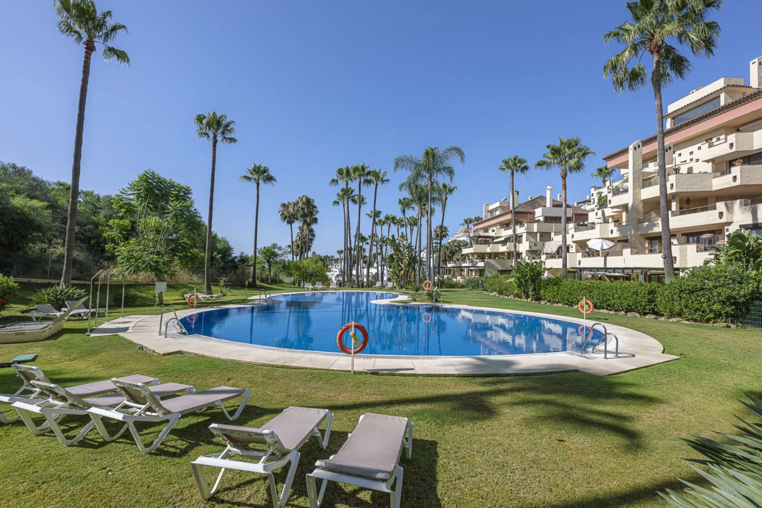 Apartment - Ground Floor Apartment в продаже в Marbella, Málaga. В доме 3 спален и 3 ванных комнат. Площадь дома 216 м²