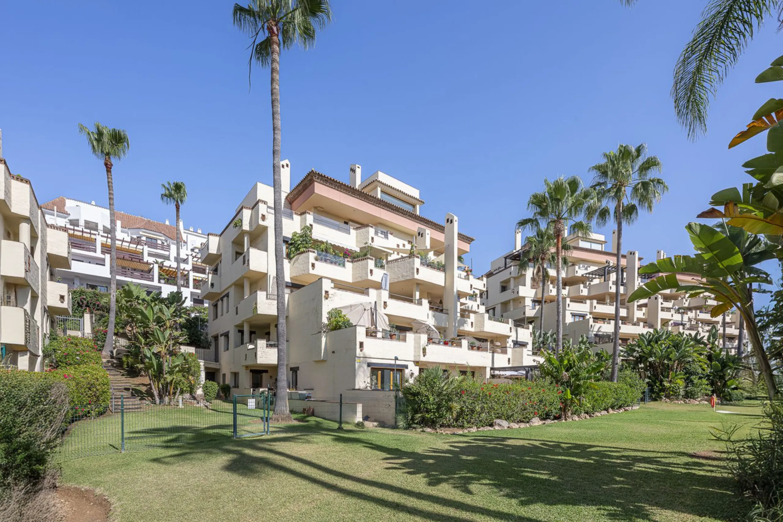Apartment - Ground Floor Apartment в продаже в Marbella, Málaga. В доме 3 спален и 3 ванных комнат. Площадь дома 216 м²