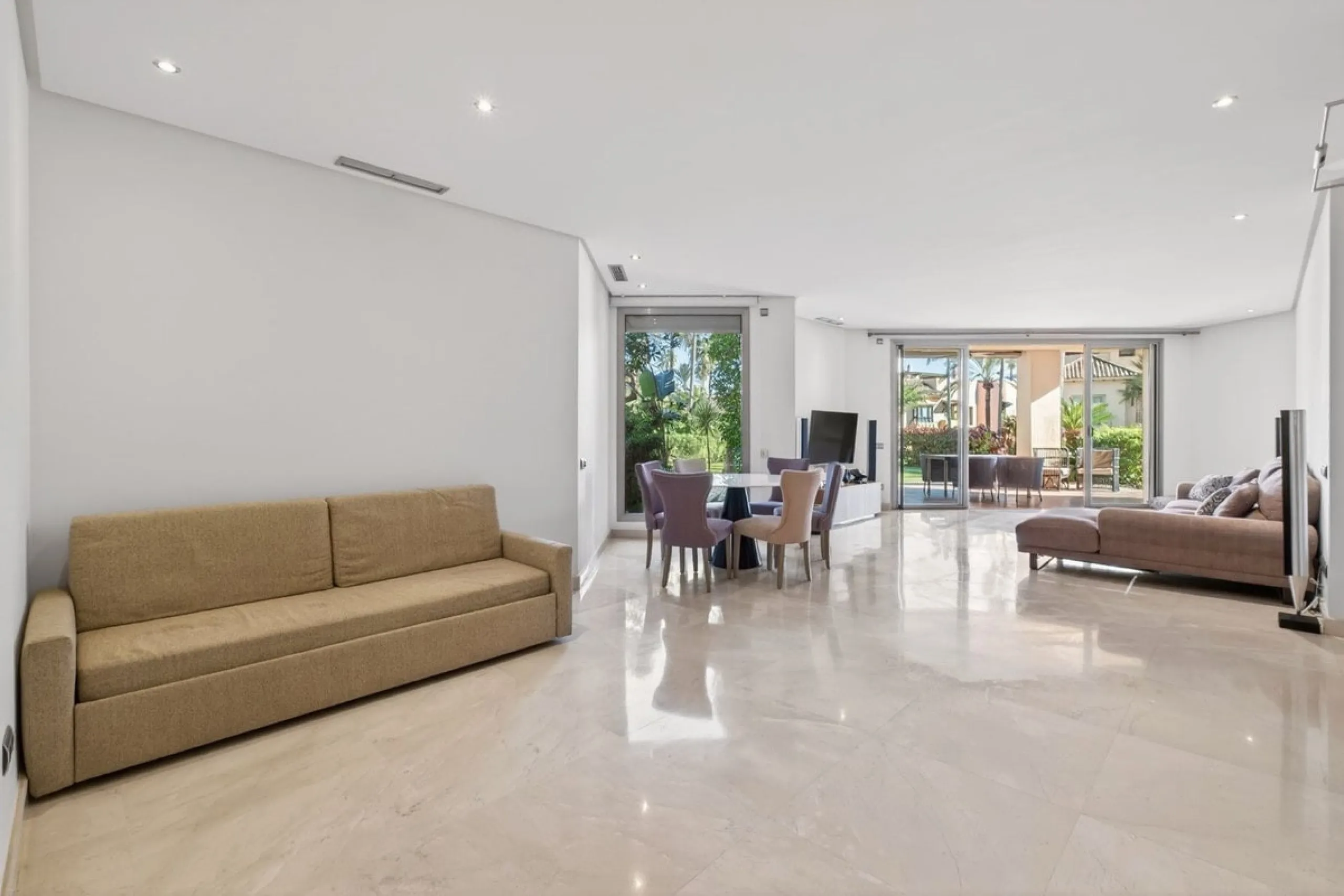 This south-east facing garden apartment is located in the well-known gated community of Mansion Club, on Marbella's Golden Mile. The area is valued for its privacy, security, and convenient access to the beach, restaurants, shops, and some of Marbella's m