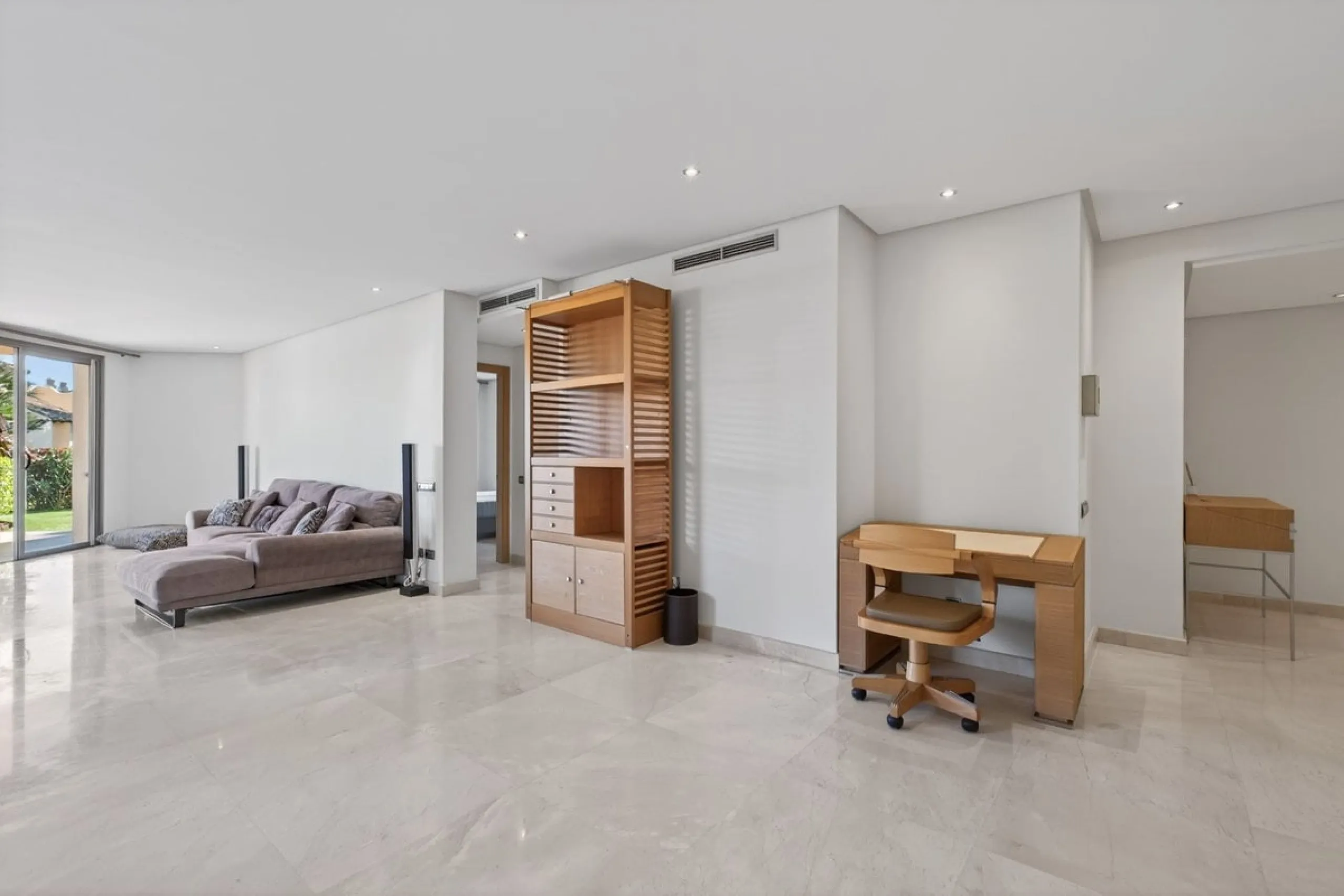 This south-east facing garden apartment is located in the well-known gated community of Mansion Club, on Marbella's Golden Mile. The area is valued for its privacy, security, and convenient access to the beach, restaurants, shops, and some of Marbella's m