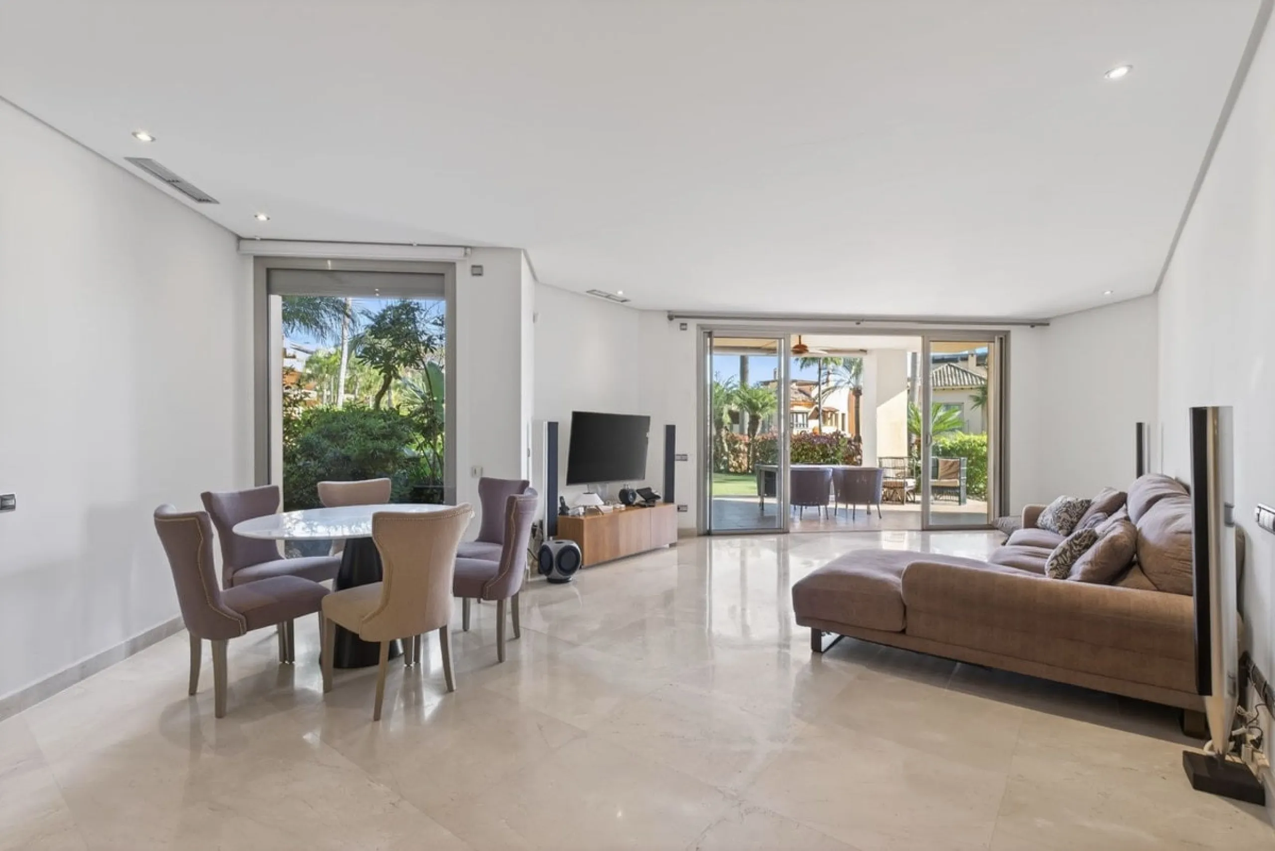 This south-east facing garden apartment is located in the well-known gated community of Mansion Club, on Marbella's Golden Mile. The area is valued for its privacy, security, and convenient access to the beach, restaurants, shops, and some of Marbella's m