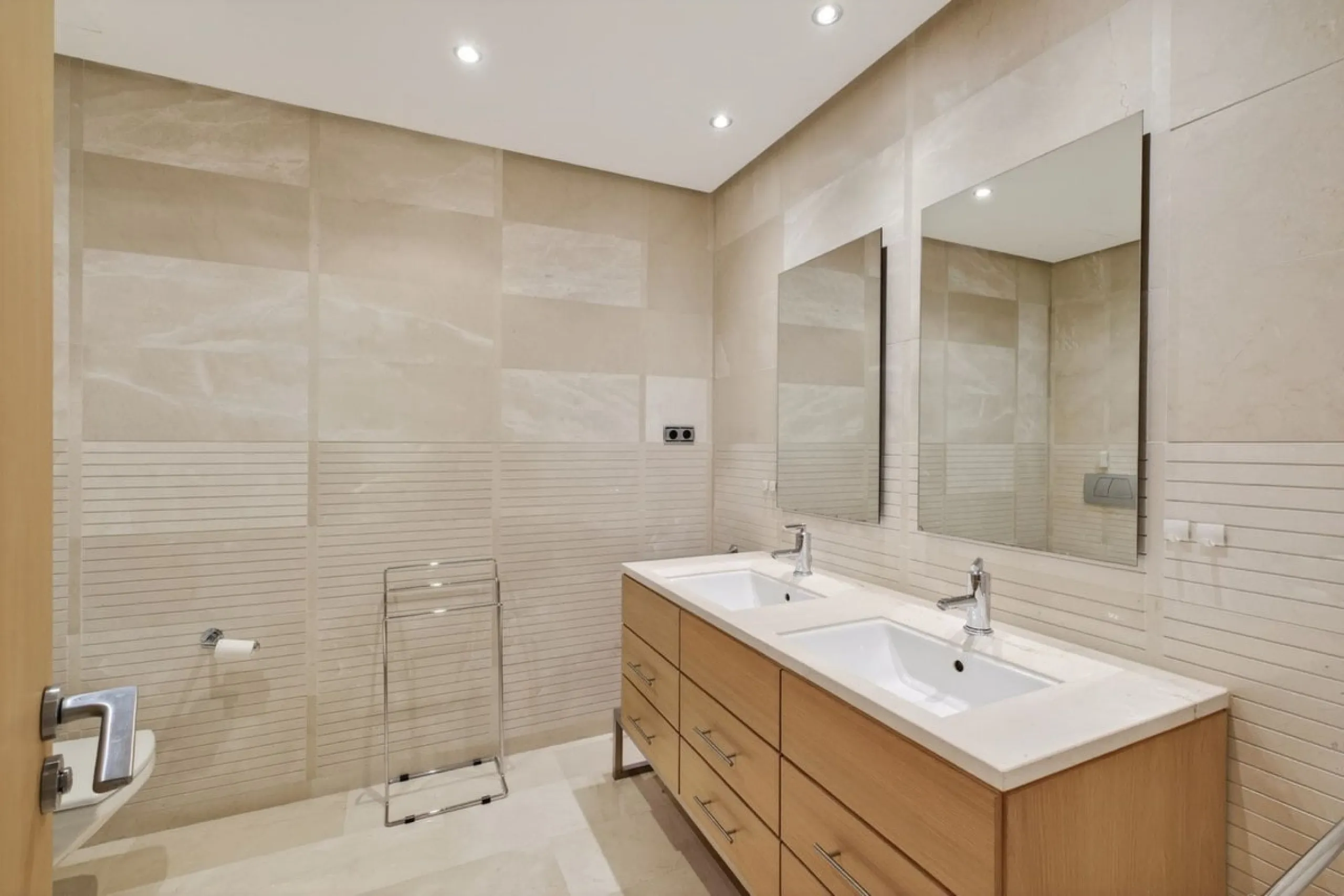 This south-east facing garden apartment is located in the well-known gated community of Mansion Club, on Marbella's Golden Mile. The area is valued for its privacy, security, and convenient access to the beach, restaurants, shops, and some of Marbella's m