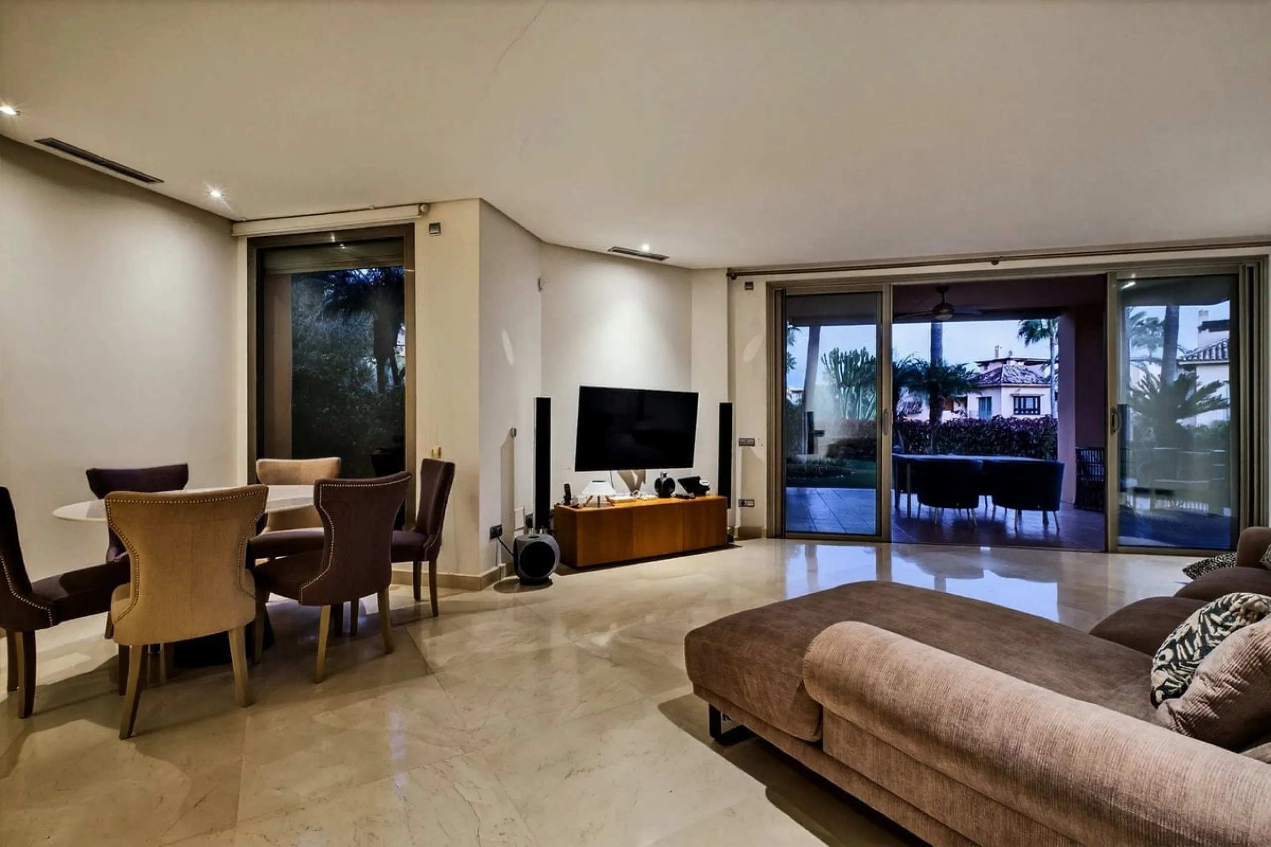This south-east facing garden apartment is located in the well-known gated community of Mansion Club, on Marbella's Golden Mile. The area is valued for its privacy, security, and convenient access to the beach, restaurants, shops, and some of Marbella's m