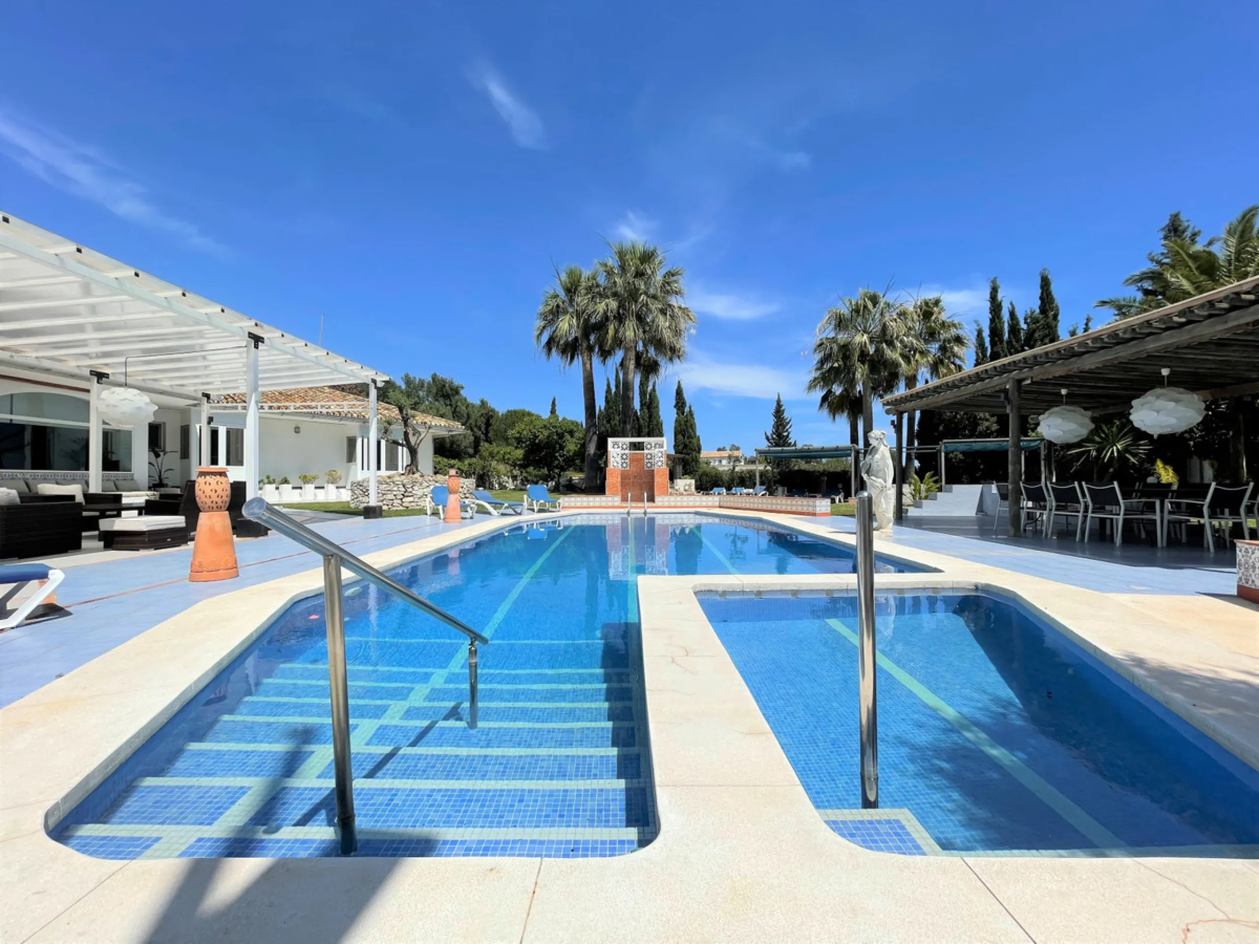 House - Detached Villa в продаже в Mijas, Málaga. В доме 7 спален и 5 ванных комнат. Площадь дома 515 м². Площадь участка 3609 м²
