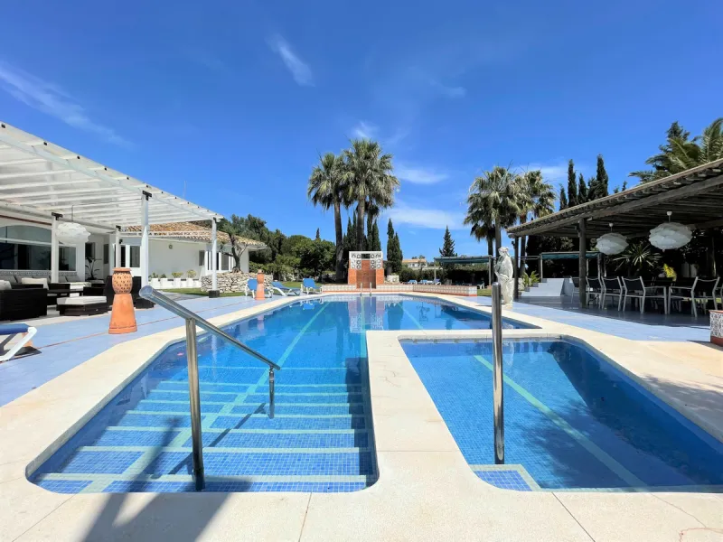 House - Detached Villa в продаже в Mijas, Málaga. В доме 7 спален и 5 ванных комнат. Площадь дома 515 м². Площадь участка 3609 м²