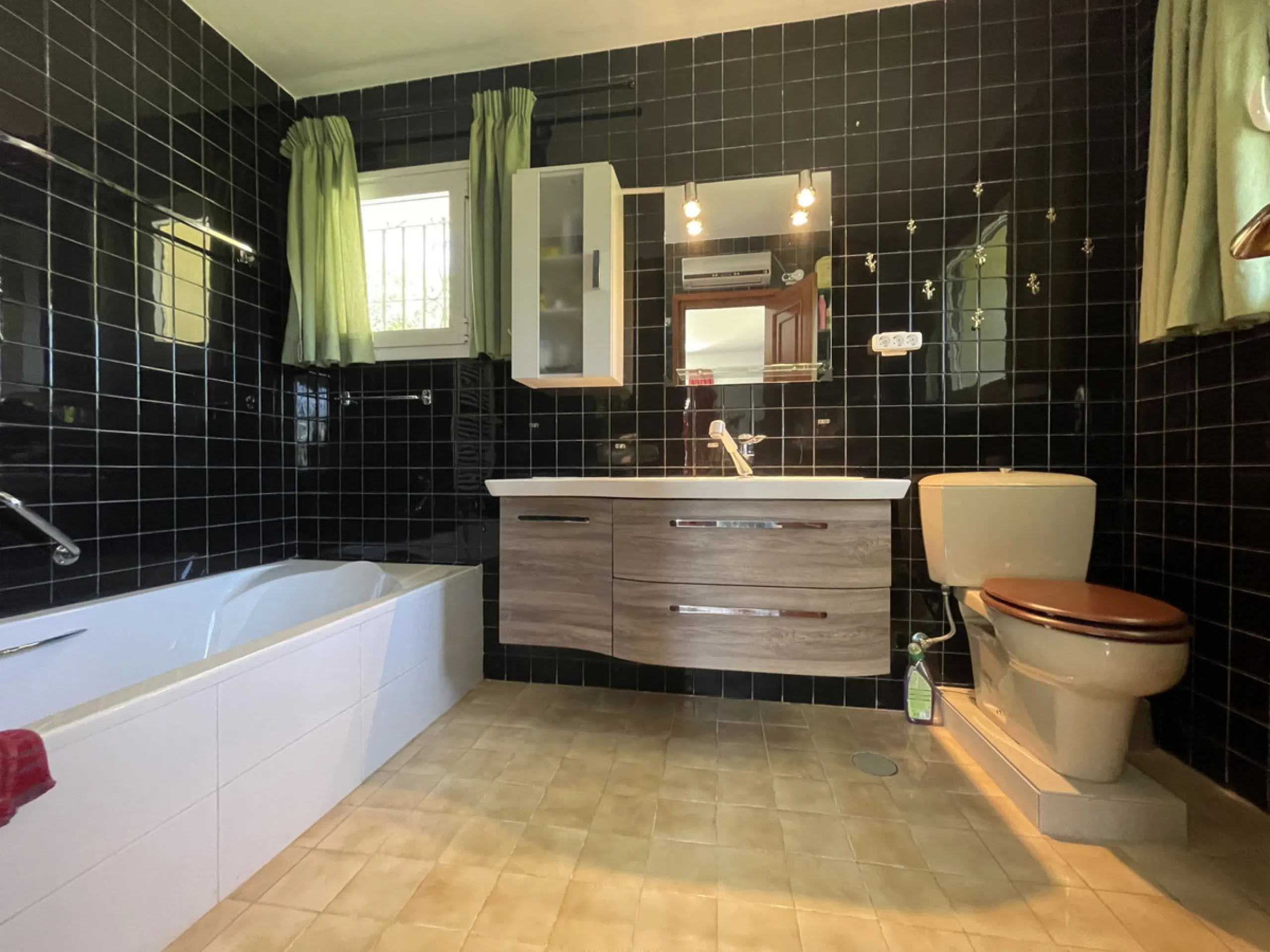 House - Detached Villa в продаже в Mijas, Málaga. В доме 7 спален и 5 ванных комнат. Площадь дома 515 м². Площадь участка 3609 м²