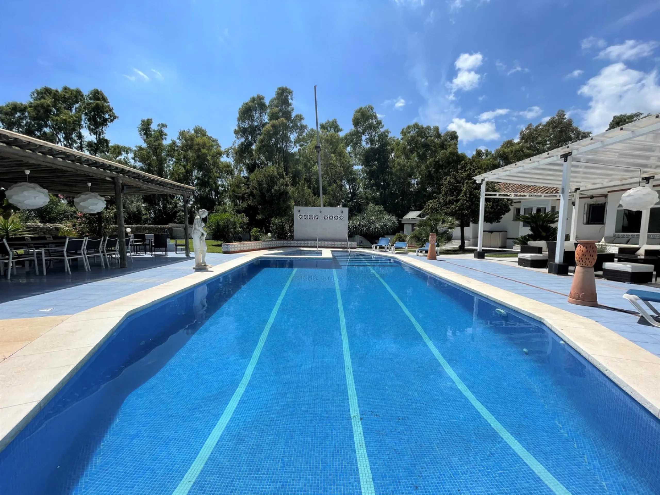 House - Detached Villa в продаже в Mijas, Málaga. В доме 7 спален и 5 ванных комнат. Площадь дома 515 м². Площадь участка 3609 м²