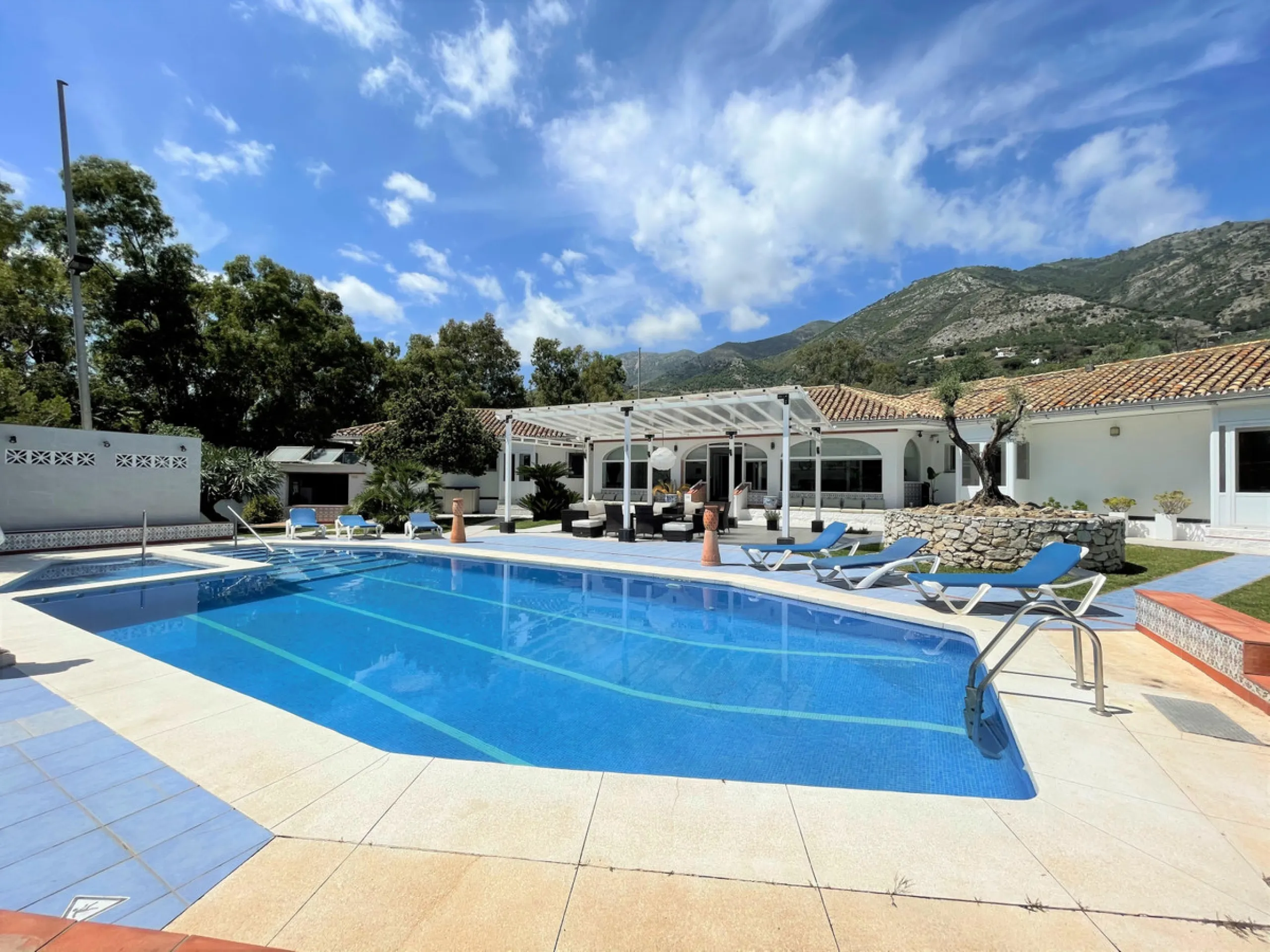 House - Detached Villa в продаже в Mijas, Málaga. В доме 7 спален и 5 ванных комнат. Площадь дома 515 м². Площадь участка 3609 м²