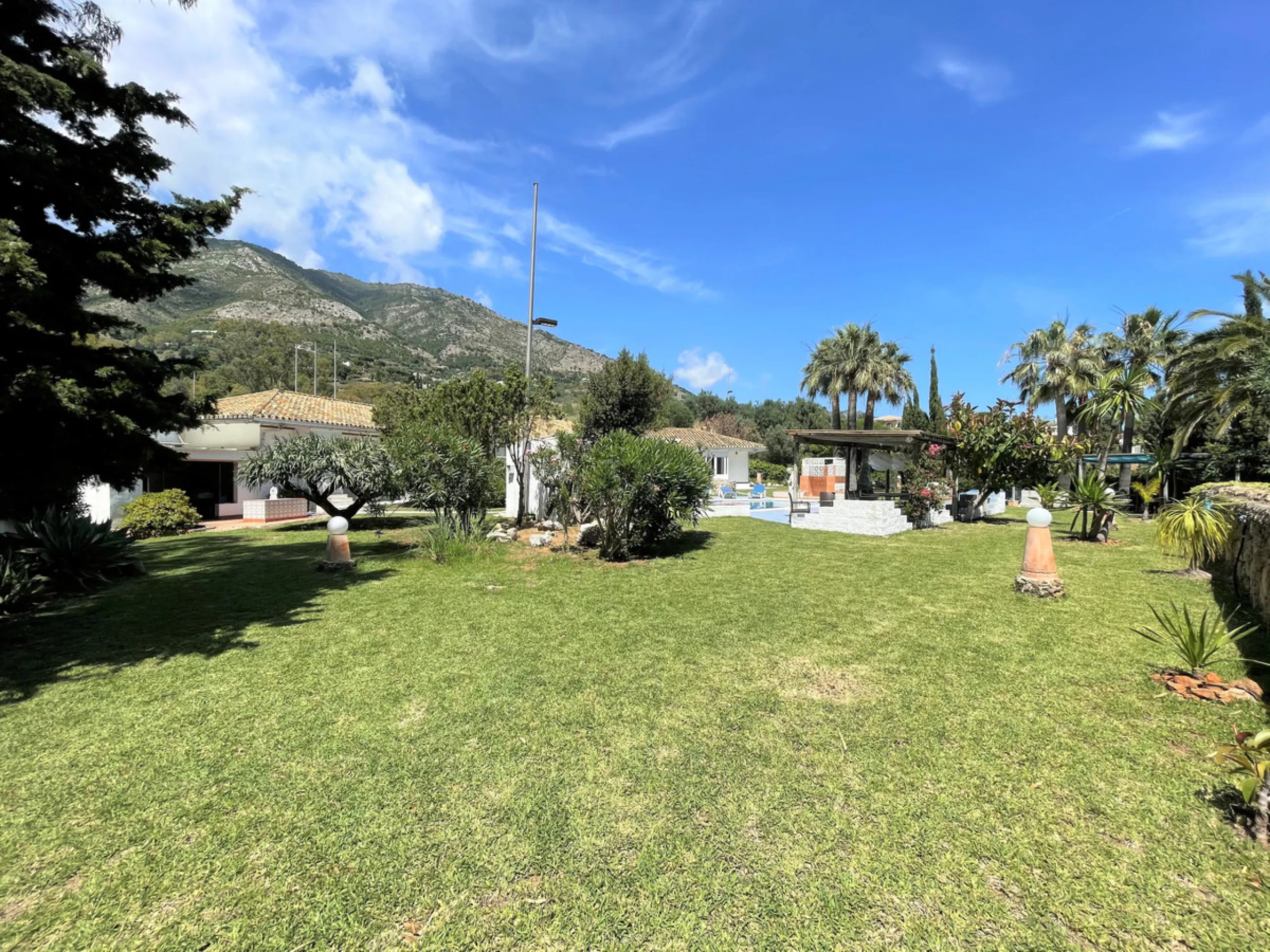 House - Detached Villa в продаже в Mijas, Málaga. В доме 7 спален и 5 ванных комнат. Площадь дома 515 м². Площадь участка 3609 м²