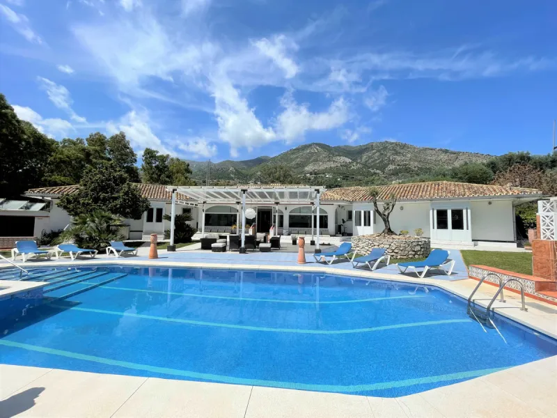 House - Detached Villa в продаже в Mijas, Málaga. В доме 7 спален и 5 ванных комнат. Площадь дома 515 м². Площадь участка 3609 м²