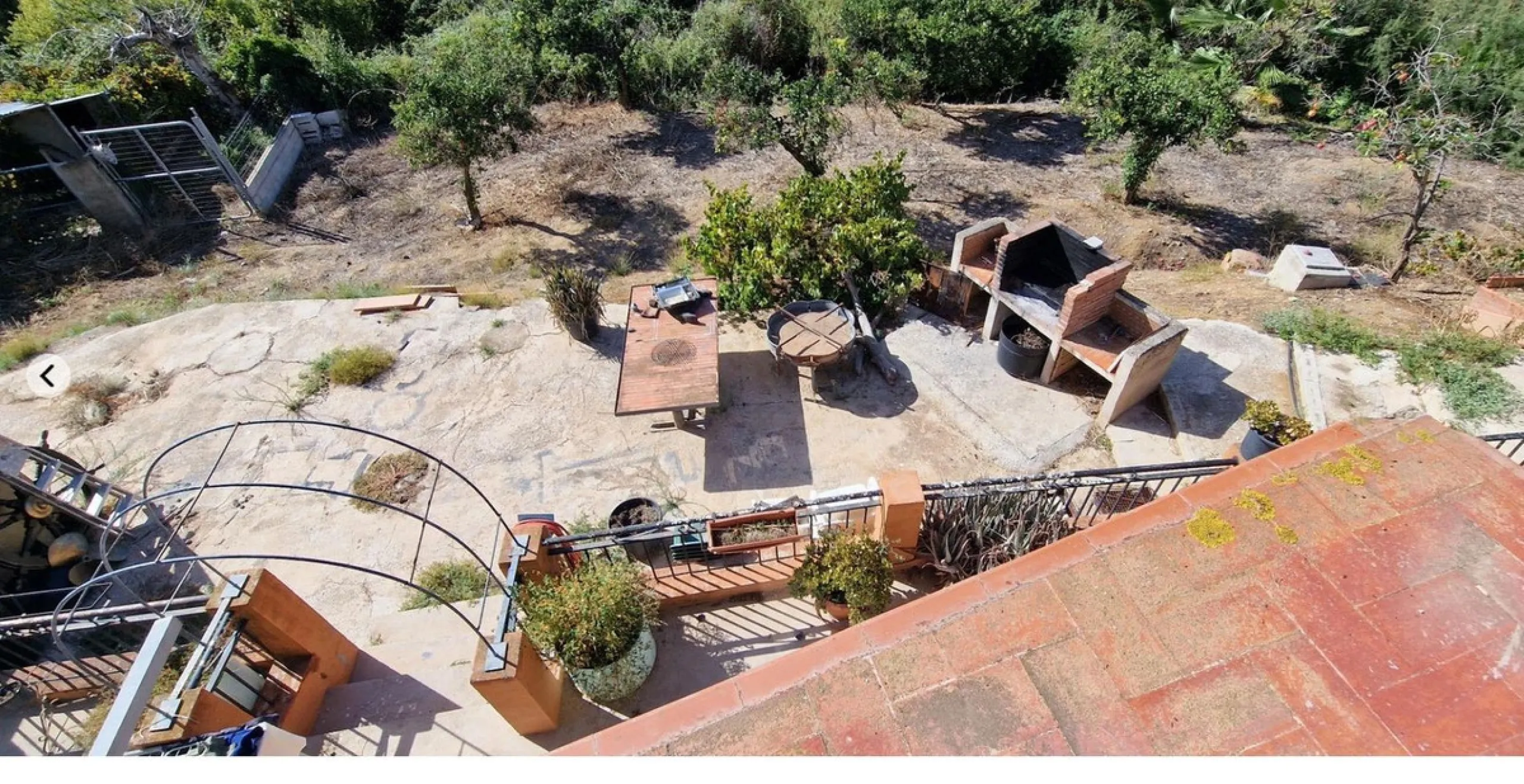 Nestled beside a protected natural reserve, this charming rustic property offers privacy, space, and breathtaking panoramic views of the surrounding mountains and from the top terrace you even have seaviews. A perfect blend of countryside tranquility and 