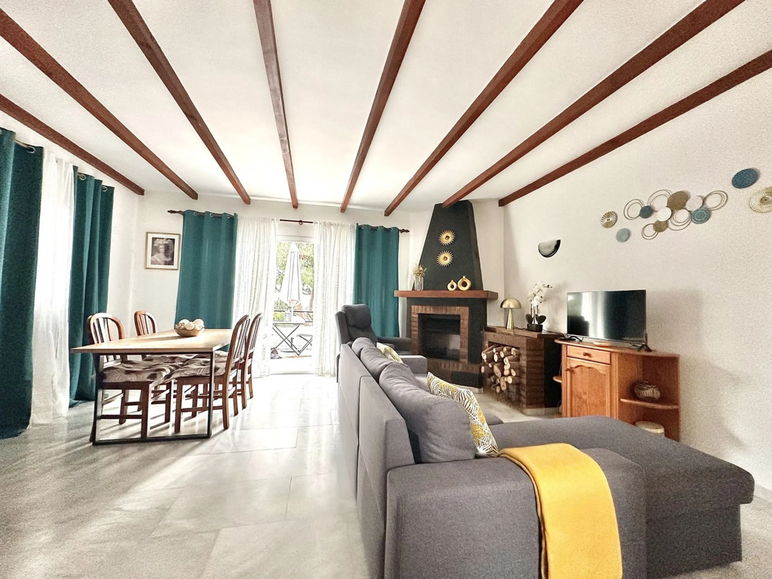 This elegant three-story townhouse offers a perfect combination of light, space, and sea views from all its floors, located in a very quiet urbanization, on a dead-end street that guarantees privacy and silence.
