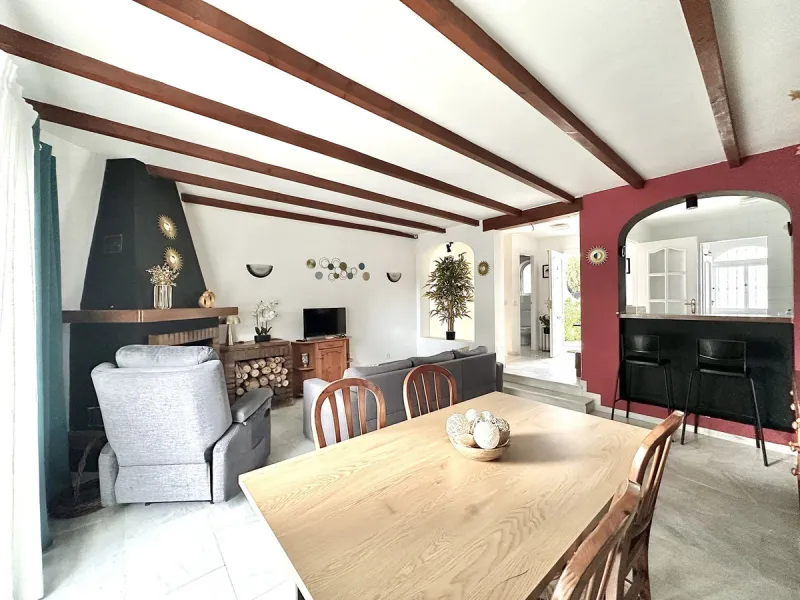This elegant three-story townhouse offers a perfect combination of light, space, and sea views from all its floors, located in a very quiet urbanization, on a dead-end street that guarantees privacy and silence.