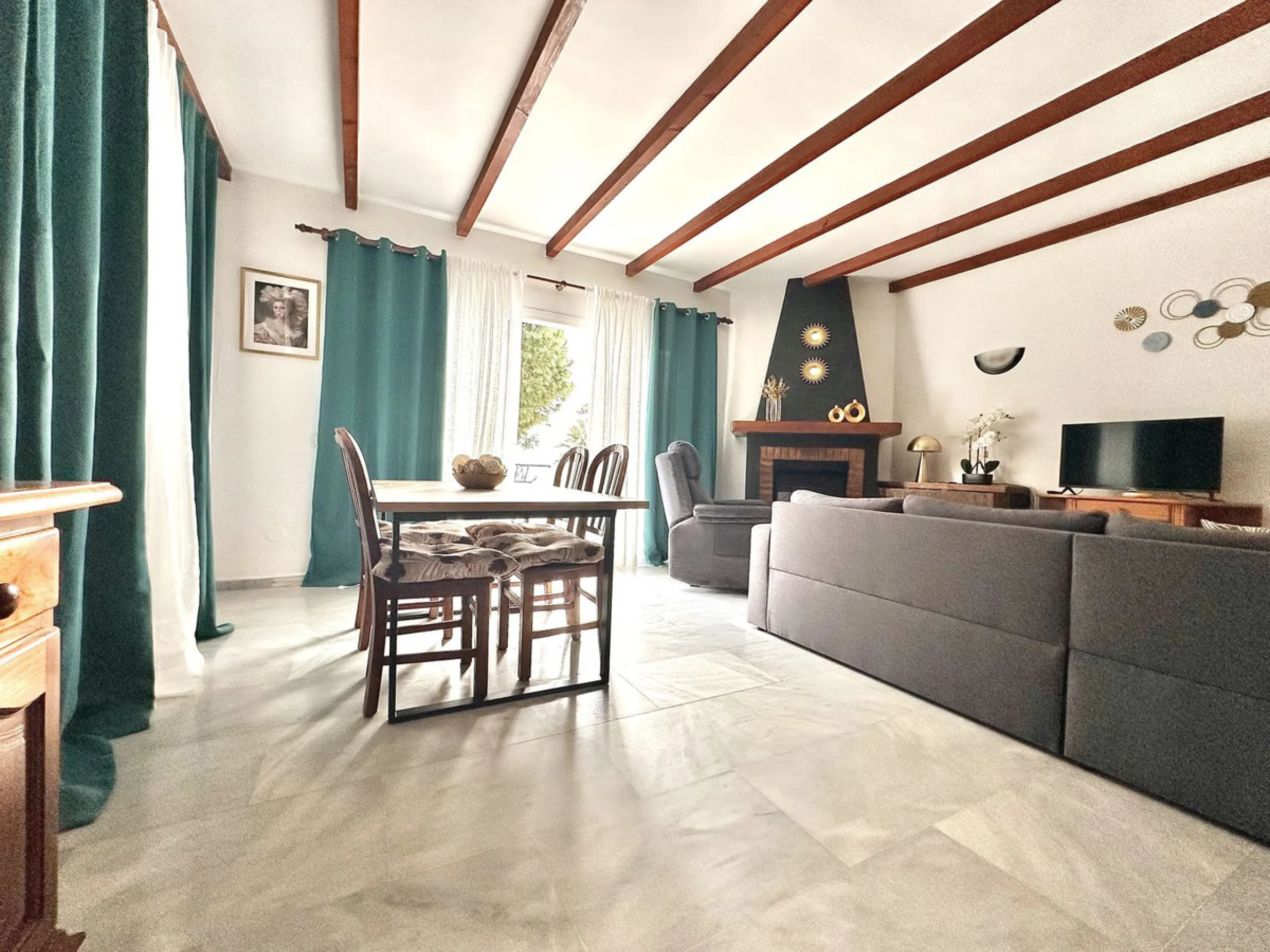 This elegant three-story townhouse offers a perfect combination of light, space, and sea views from all its floors, located in a very quiet urbanization, on a dead-end street that guarantees privacy and silence.