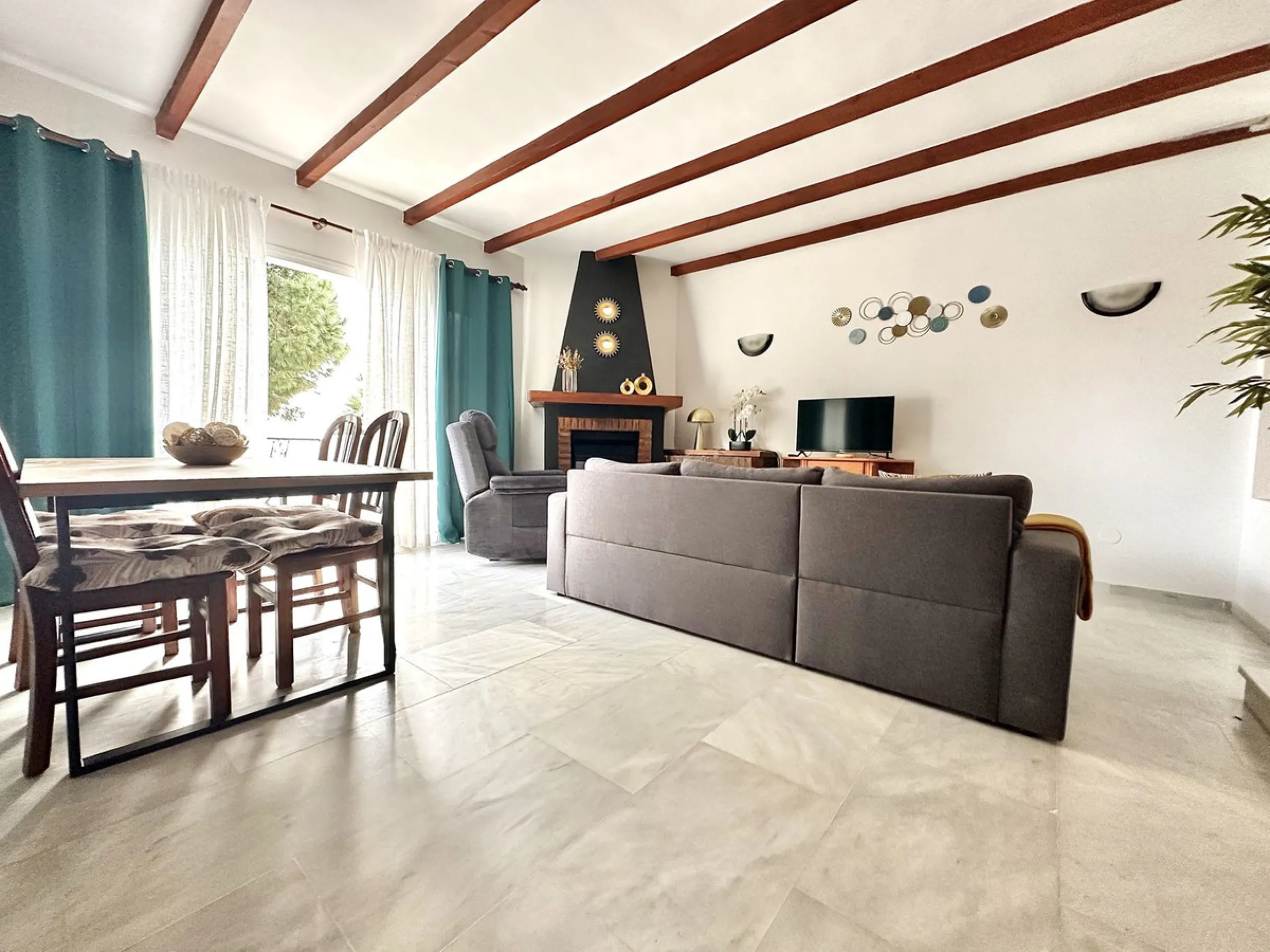 This elegant three-story townhouse offers a perfect combination of light, space, and sea views from all its floors, located in a very quiet urbanization, on a dead-end street that guarantees privacy and silence.