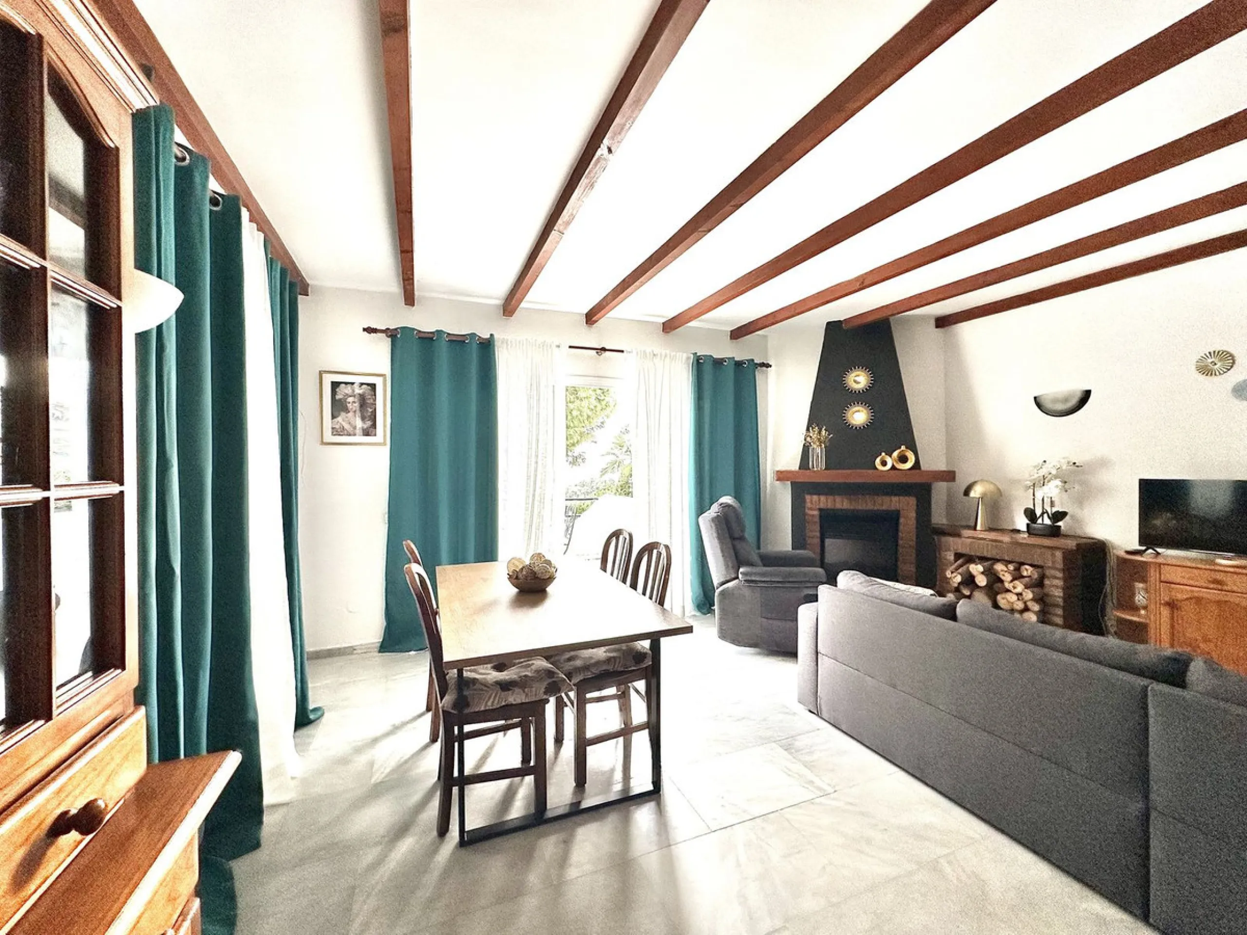 This elegant three-story townhouse offers a perfect combination of light, space, and sea views from all its floors, located in a very quiet urbanization, on a dead-end street that guarantees privacy and silence.