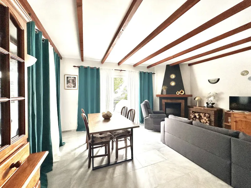This elegant three-story townhouse offers a perfect combination of light, space, and sea views from all its floors, located in a very quiet urbanization, on a dead-end street that guarantees privacy and silence.