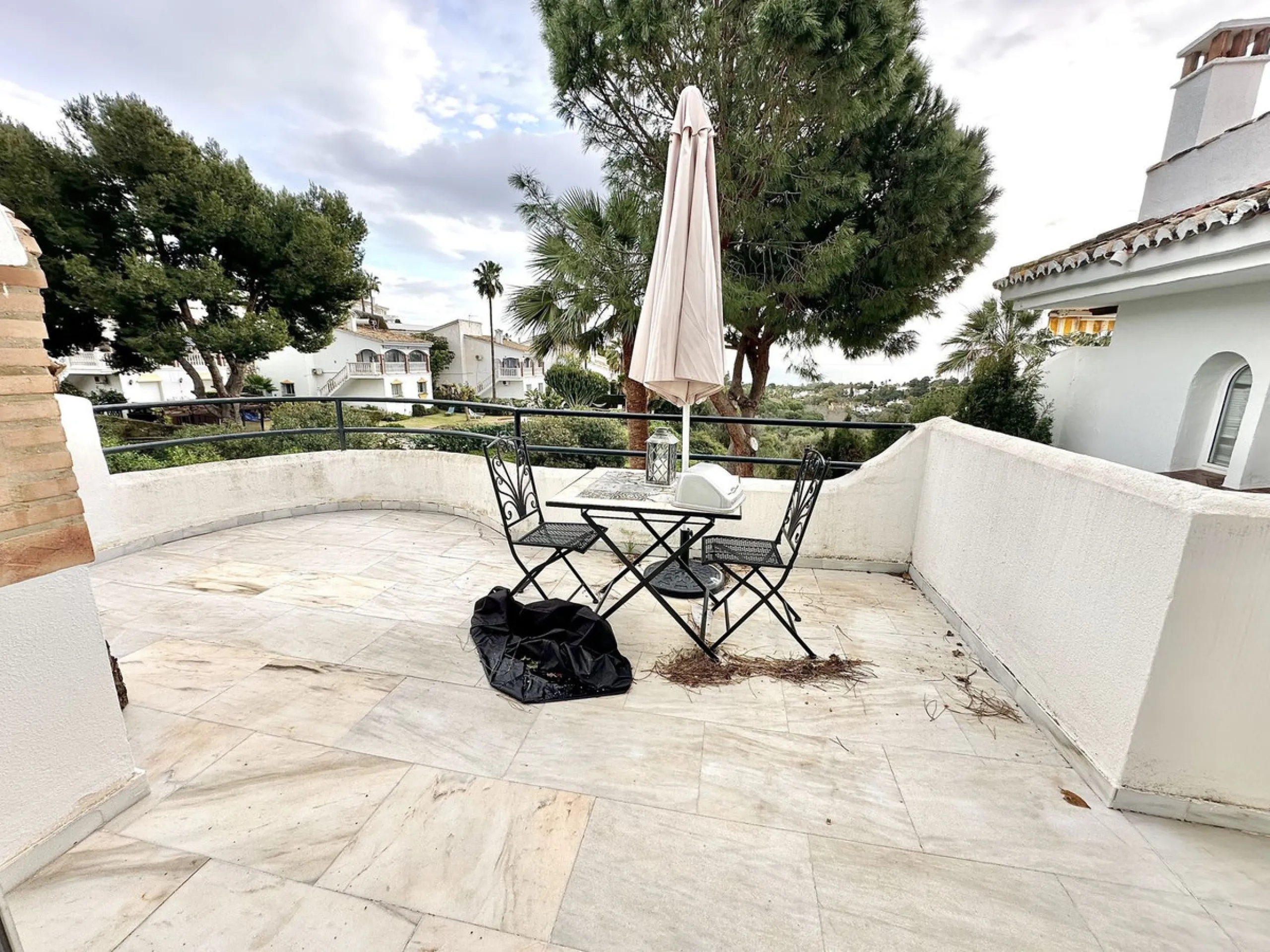 This elegant three-story townhouse offers a perfect combination of light, space, and sea views from all its floors, located in a very quiet urbanization, on a dead-end street that guarantees privacy and silence.