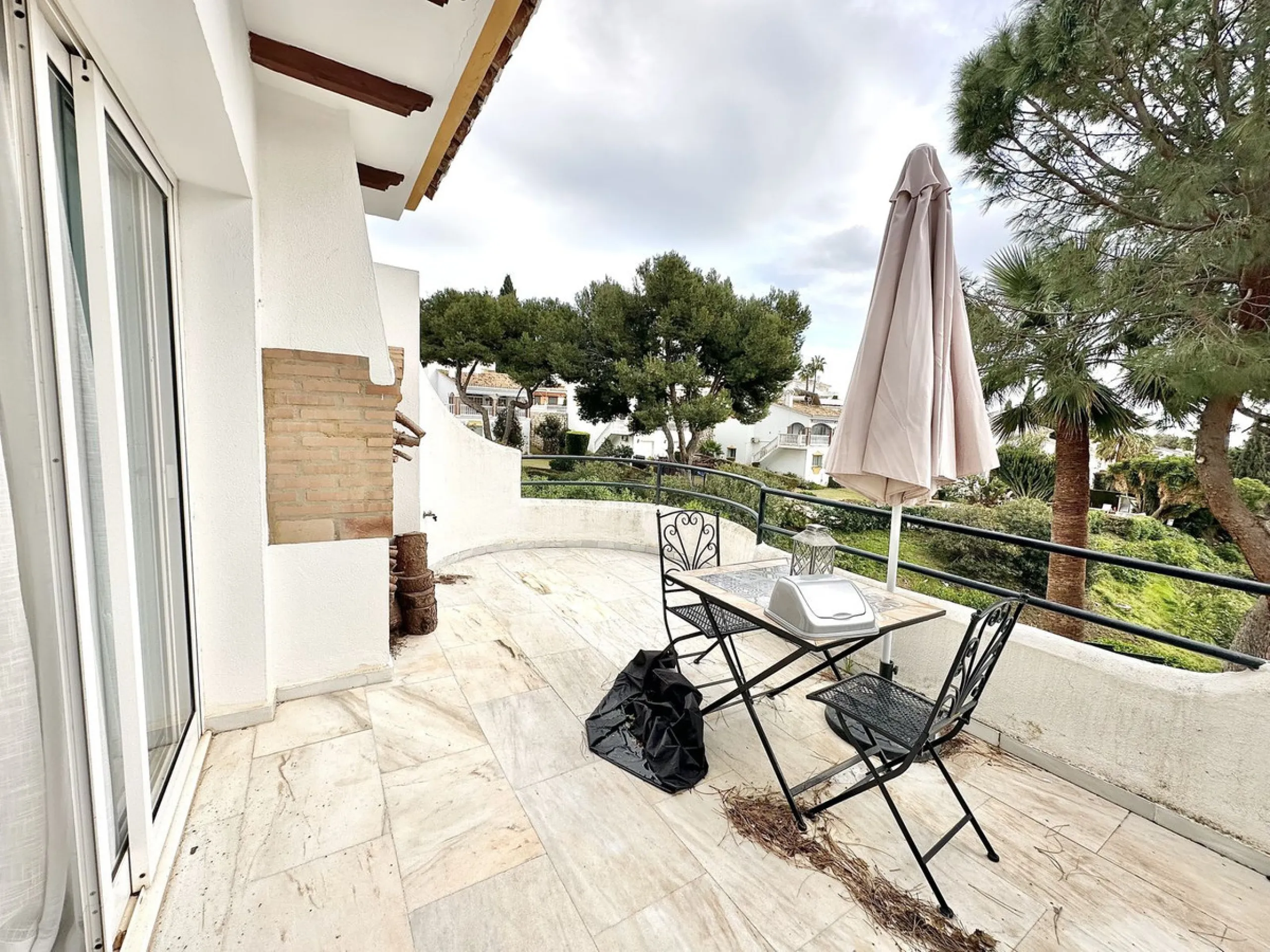 This elegant three-story townhouse offers a perfect combination of light, space, and sea views from all its floors, located in a very quiet urbanization, on a dead-end street that guarantees privacy and silence.