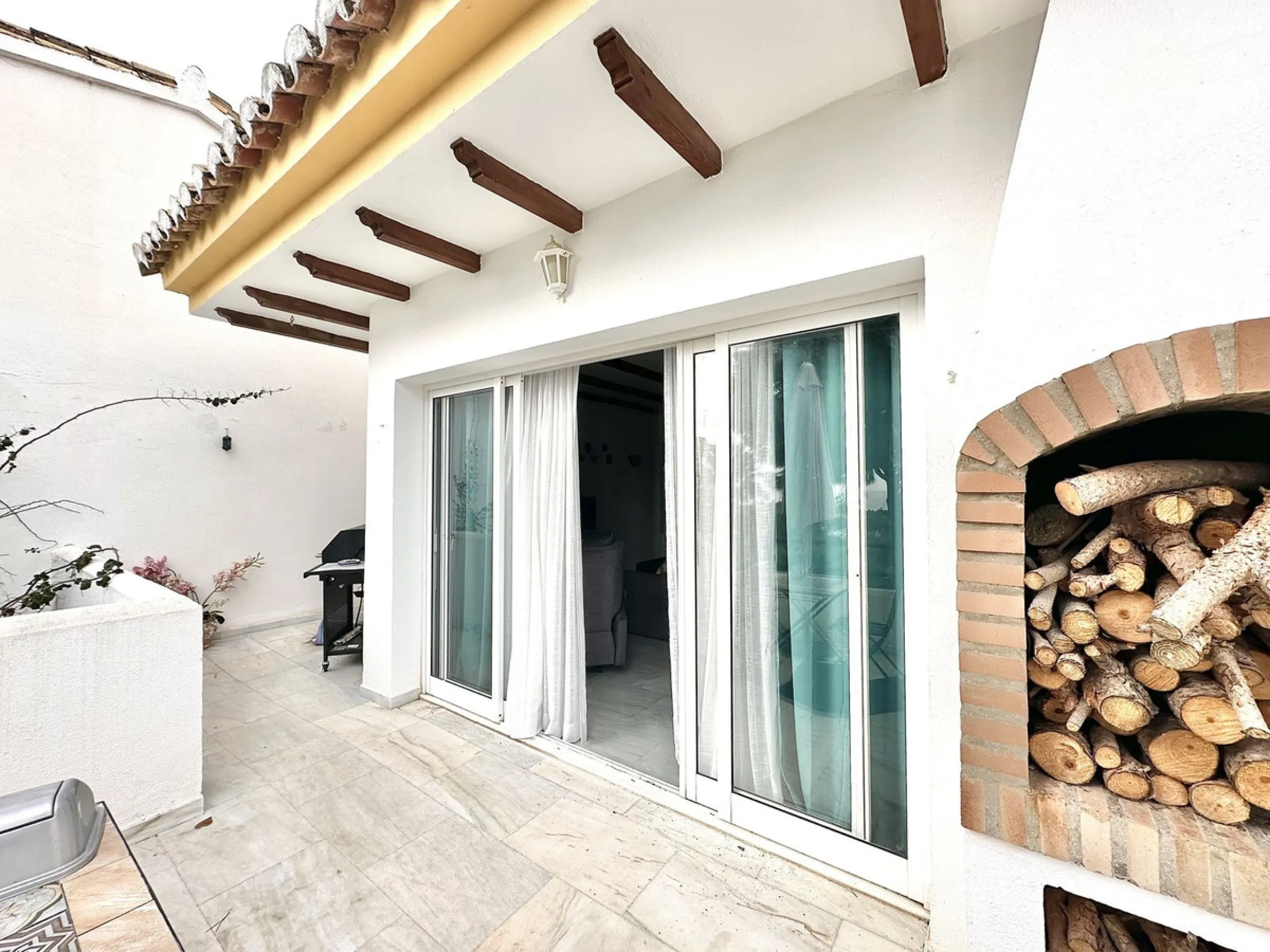 This elegant three-story townhouse offers a perfect combination of light, space, and sea views from all its floors, located in a very quiet urbanization, on a dead-end street that guarantees privacy and silence.