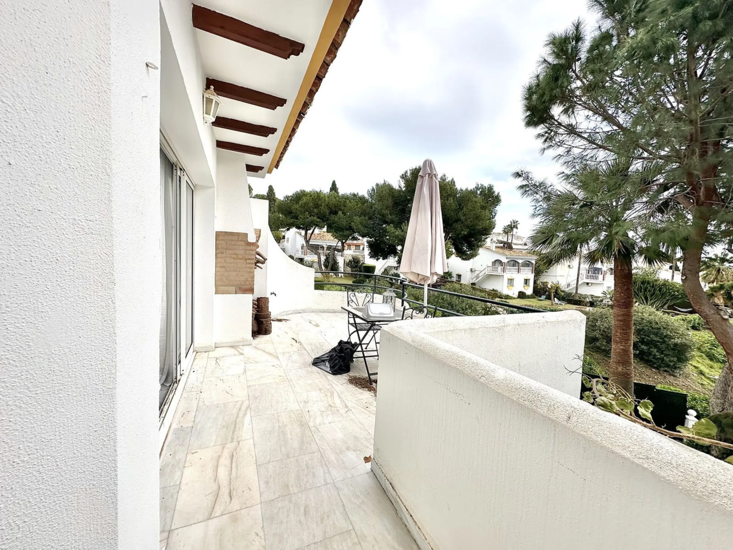 This elegant three-story townhouse offers a perfect combination of light, space, and sea views from all its floors, located in a very quiet urbanization, on a dead-end street that guarantees privacy and silence.