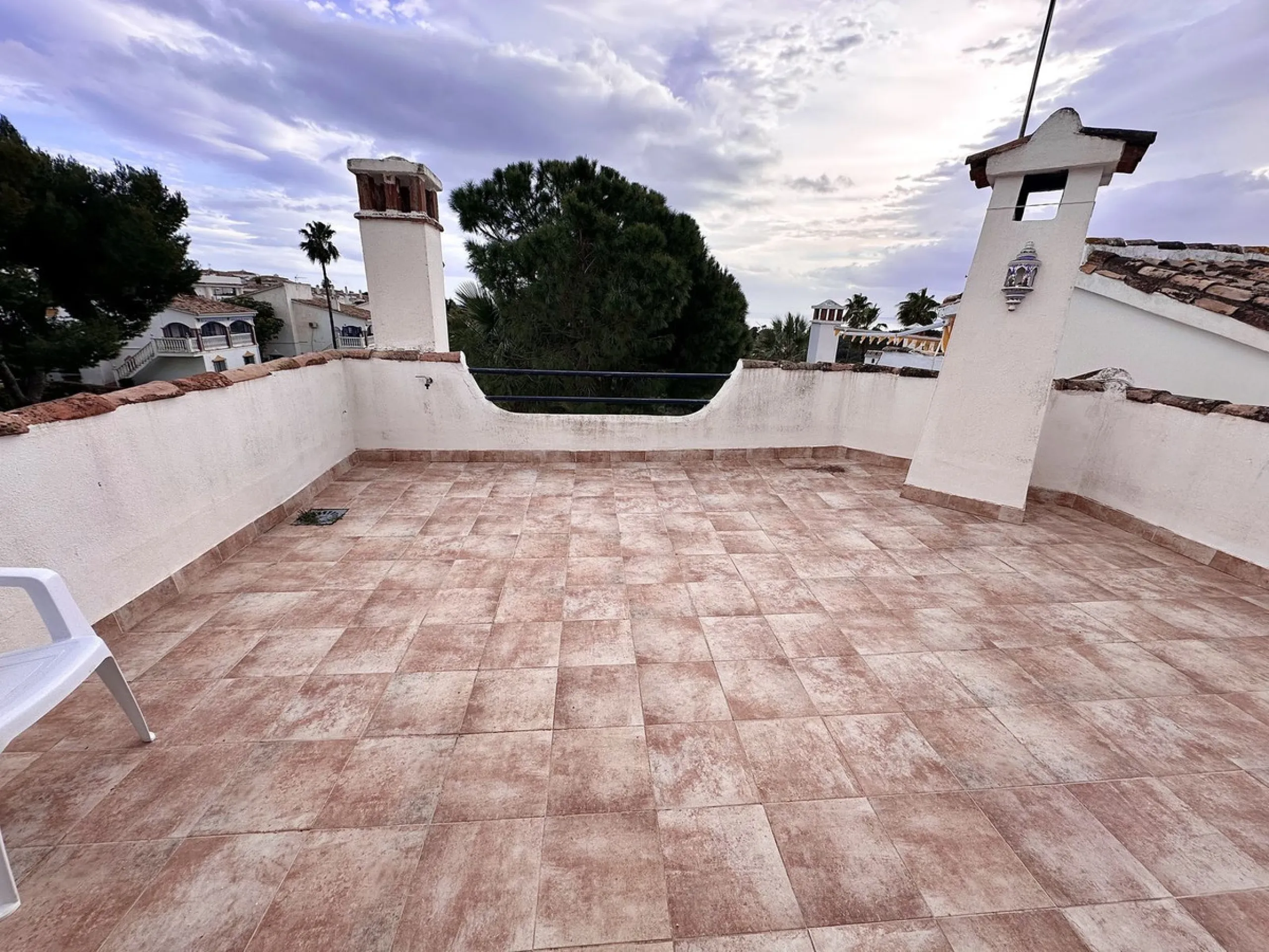 This elegant three-story townhouse offers a perfect combination of light, space, and sea views from all its floors, located in a very quiet urbanization, on a dead-end street that guarantees privacy and silence.