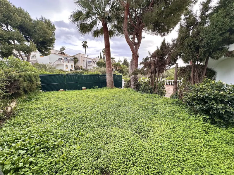 This elegant three-story townhouse offers a perfect combination of light, space, and sea views from all its floors, located in a very quiet urbanization, on a dead-end street that guarantees privacy and silence.