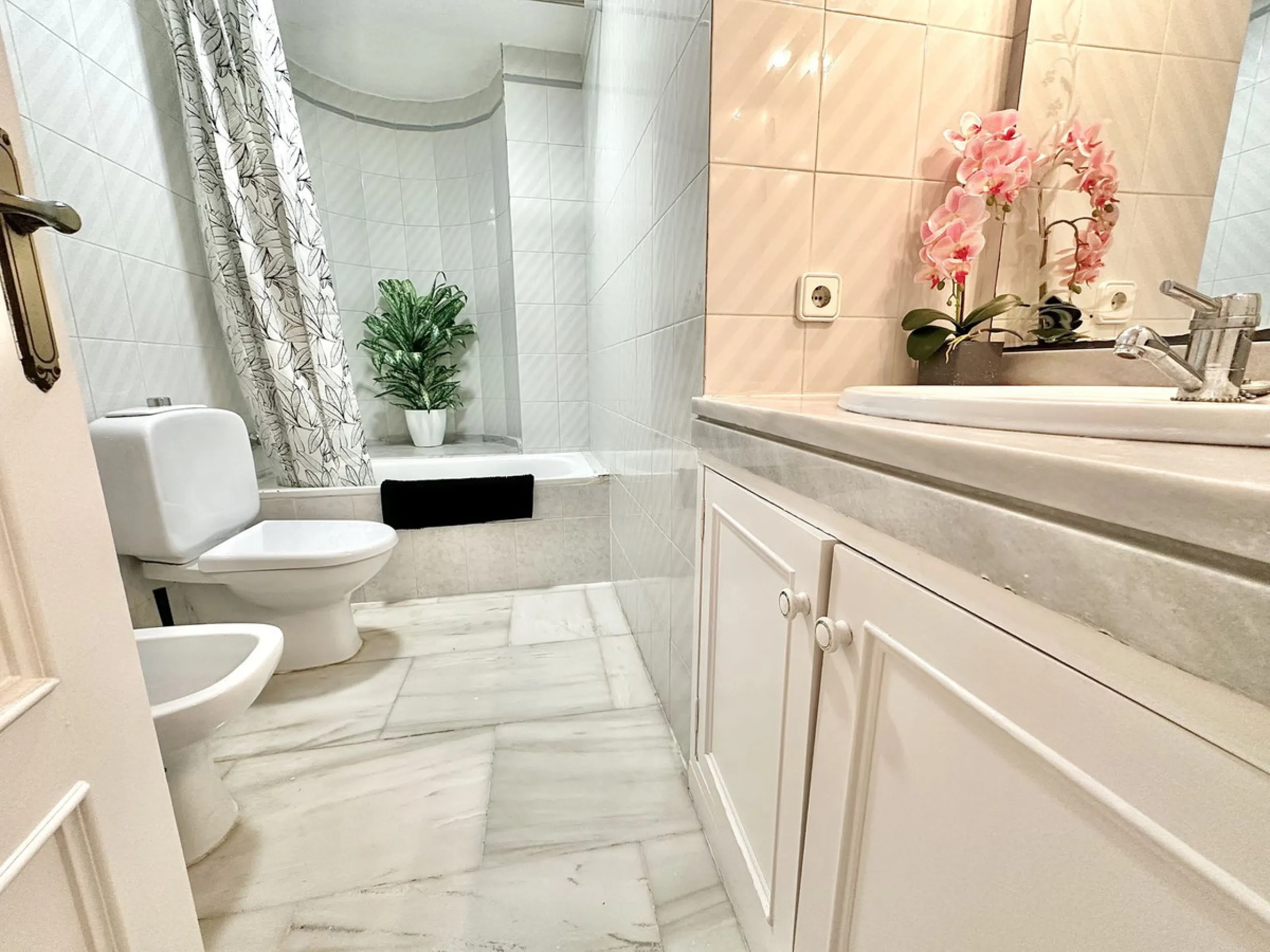 This elegant three-story townhouse offers a perfect combination of light, space, and sea views from all its floors, located in a very quiet urbanization, on a dead-end street that guarantees privacy and silence.