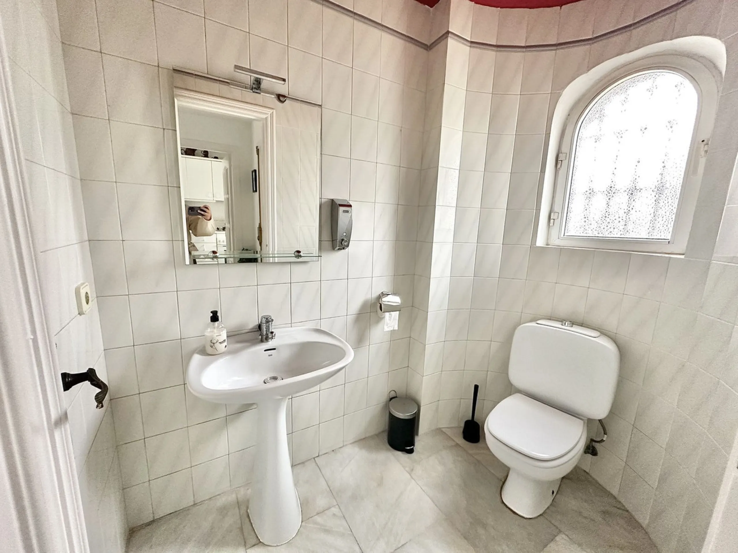 This elegant three-story townhouse offers a perfect combination of light, space, and sea views from all its floors, located in a very quiet urbanization, on a dead-end street that guarantees privacy and silence.