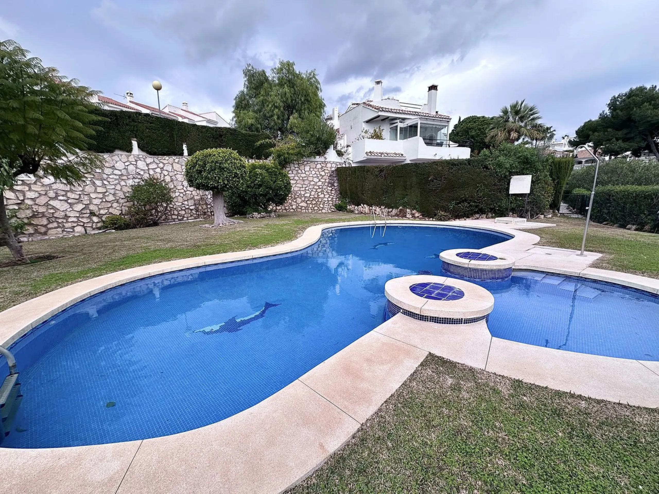 This elegant three-story townhouse offers a perfect combination of light, space, and sea views from all its floors, located in a very quiet urbanization, on a dead-end street that guarantees privacy and silence.