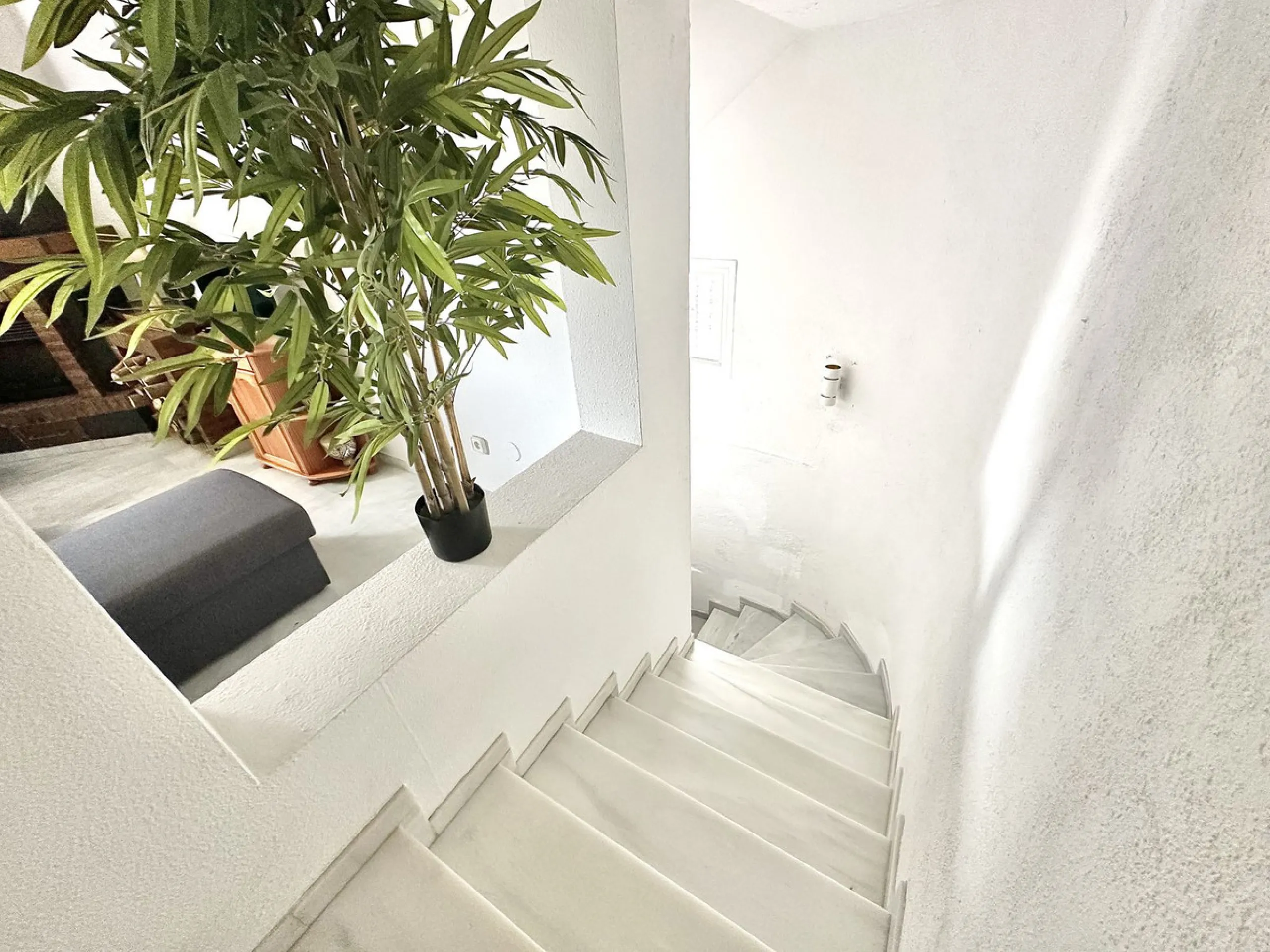 This elegant three-story townhouse offers a perfect combination of light, space, and sea views from all its floors, located in a very quiet urbanization, on a dead-end street that guarantees privacy and silence.