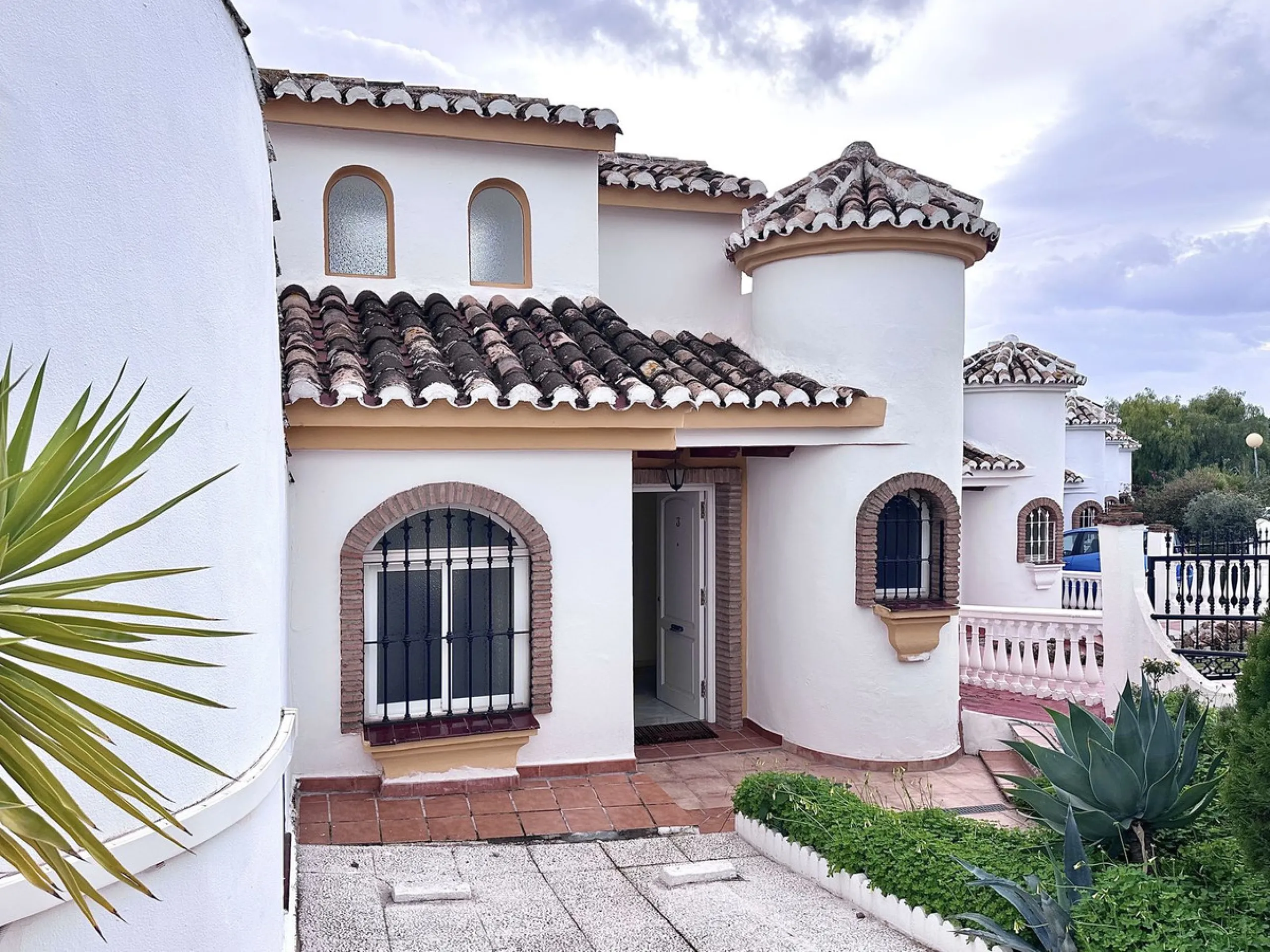 This elegant three-story townhouse offers a perfect combination of light, space, and sea views from all its floors, located in a very quiet urbanization, on a dead-end street that guarantees privacy and silence.