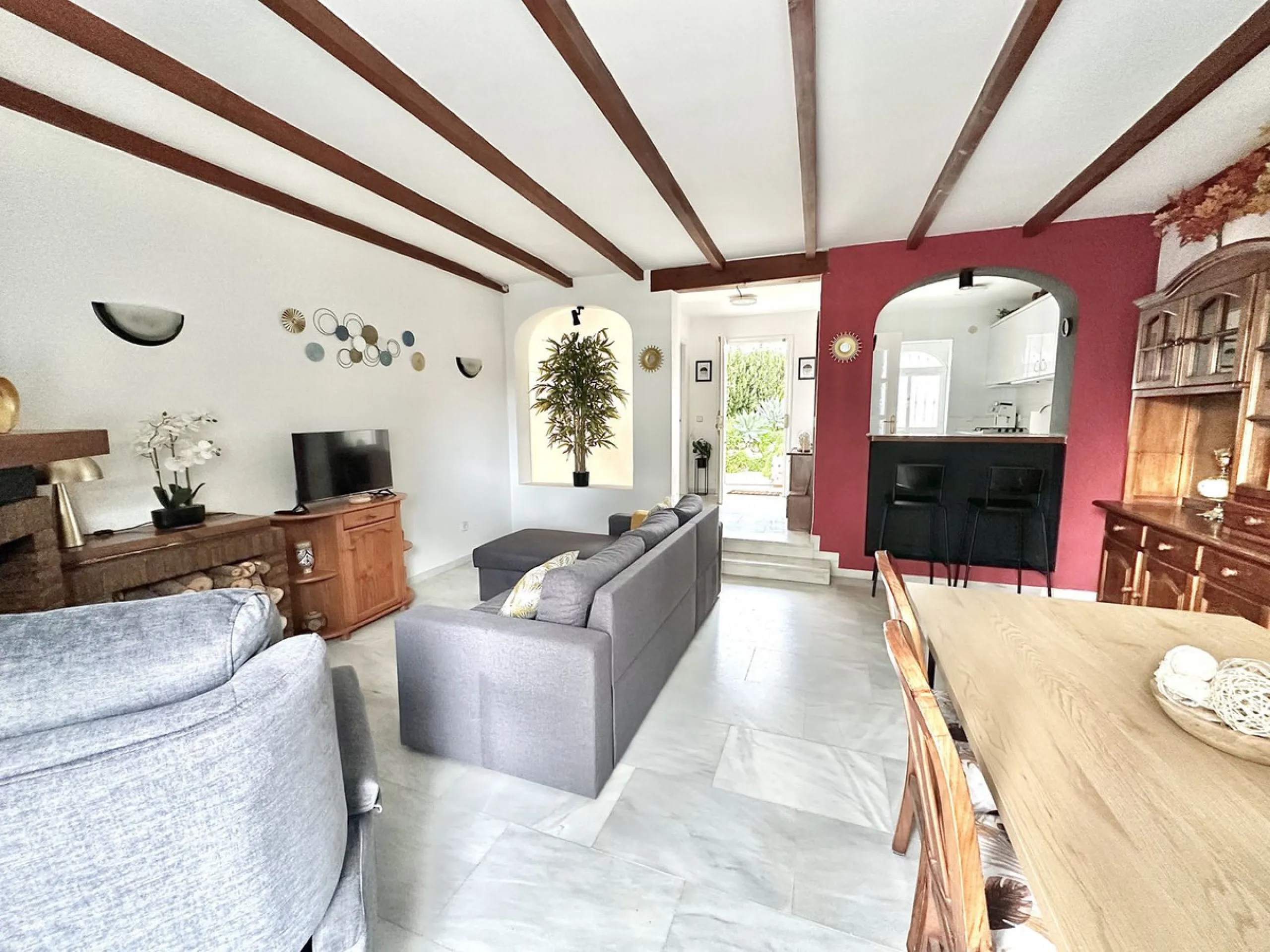 This elegant three-story townhouse offers a perfect combination of light, space, and sea views from all its floors, located in a very quiet urbanization, on a dead-end street that guarantees privacy and silence.