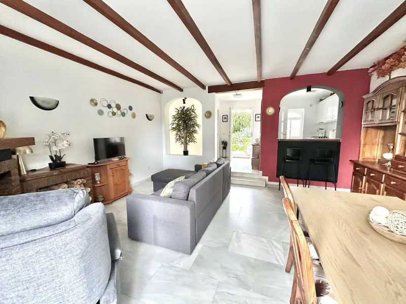 This elegant three-story townhouse offers a perfect combination of light, space, and sea views from all its floors, located in a very quiet urbanization, on a dead-end street that guarantees privacy and silence.