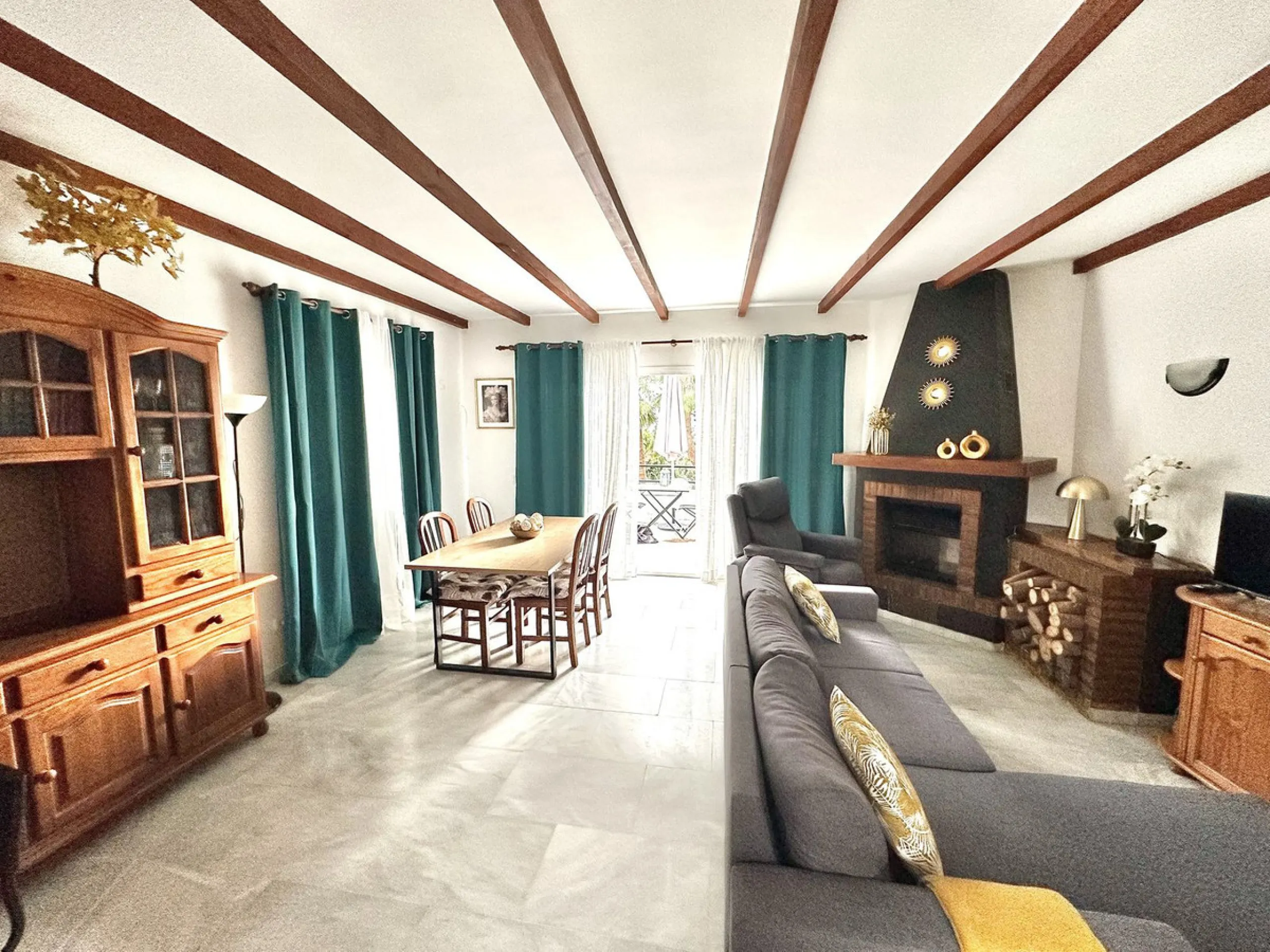 This elegant three-story townhouse offers a perfect combination of light, space, and sea views from all its floors, located in a very quiet urbanization, on a dead-end street that guarantees privacy and silence.