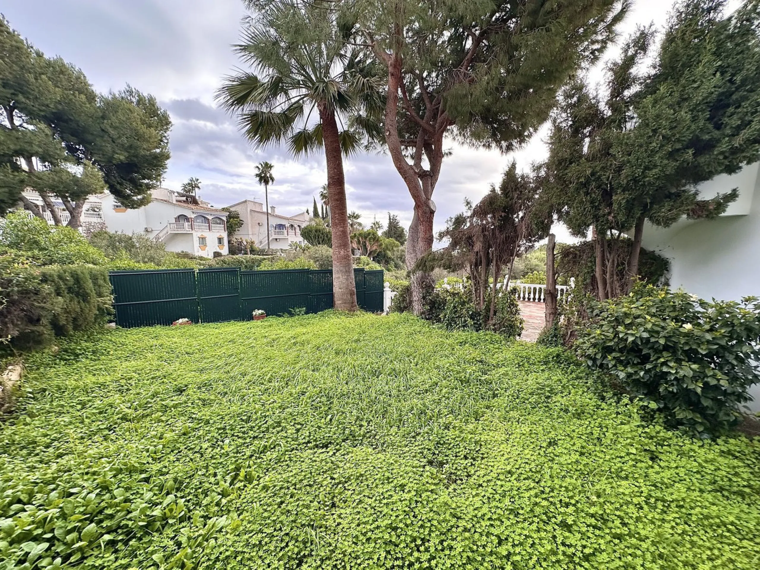 This elegant three-story townhouse offers a perfect combination of light, space, and sea views from all its floors, located in a very quiet urbanization, on a dead-end street that guarantees privacy and silence.