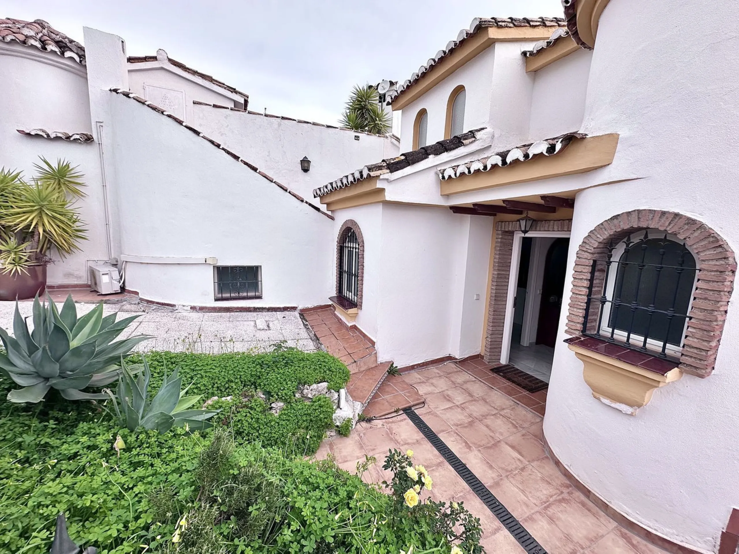 This elegant three-story townhouse offers a perfect combination of light, space, and sea views from all its floors, located in a very quiet urbanization, on a dead-end street that guarantees privacy and silence.