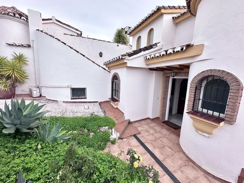This elegant three-story townhouse offers a perfect combination of light, space, and sea views from all its floors, located in a very quiet urbanization, on a dead-end street that guarantees privacy and silence.