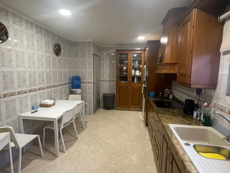House - Detached Villa в продаже в Marbella, Málaga. В доме 3 спален и 1 ванных комнат. Площадь дома 267 м². Площадь участка 1266 м²