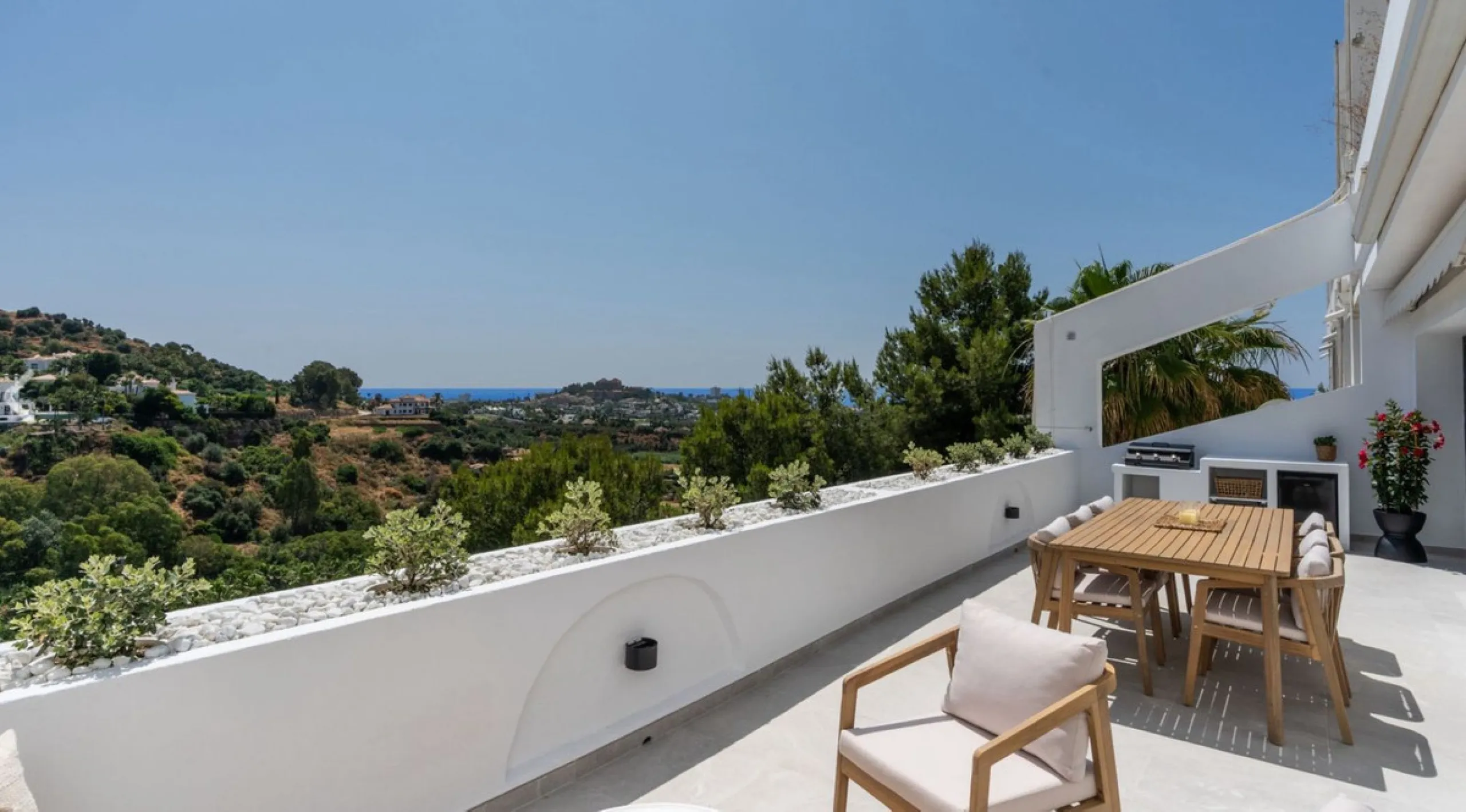 Luxury 3-Bedroom Apartment in La Quinta – Benahavís: Panoramic Sea, Golf & Mountain Views with 2-Year Full Warranty