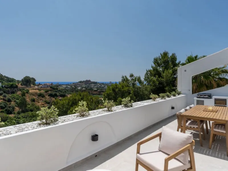 Luxury 3-Bedroom Apartment in La Quinta – Benahavís: Panoramic Sea, Golf & Mountain Views with 2-Year Full Warranty