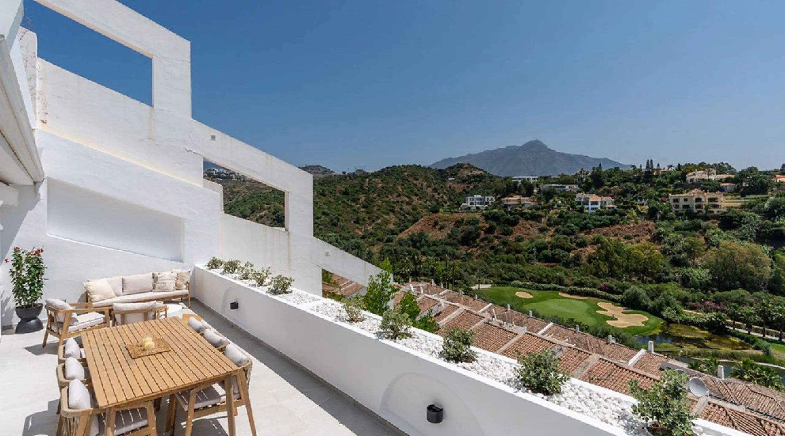 Luxury 3-Bedroom Apartment in La Quinta – Benahavís: Panoramic Sea, Golf & Mountain Views with 2-Year Full Warranty